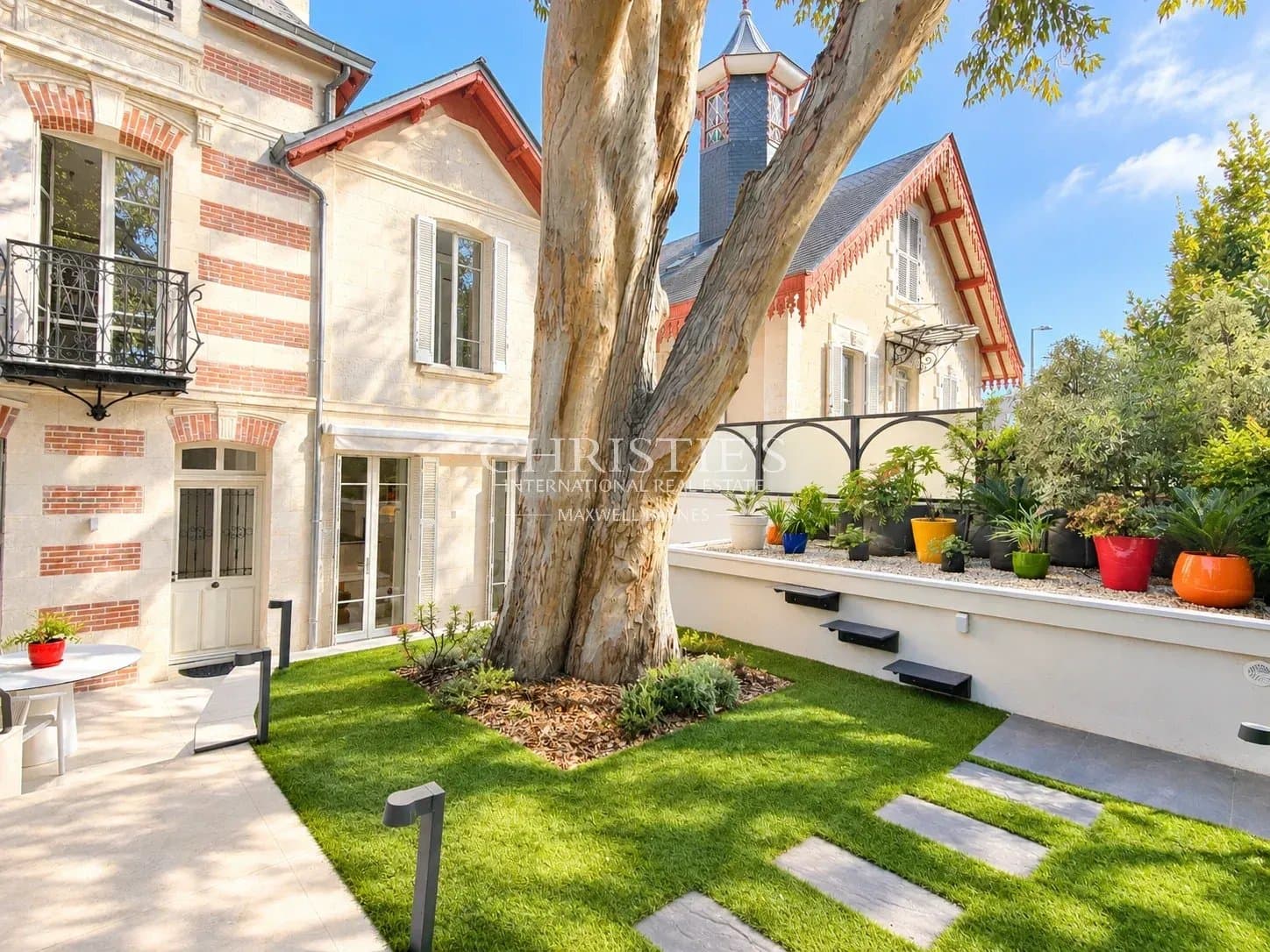 LE MAIL NEIGHBOURGHOOD - A characterful property near the seaside