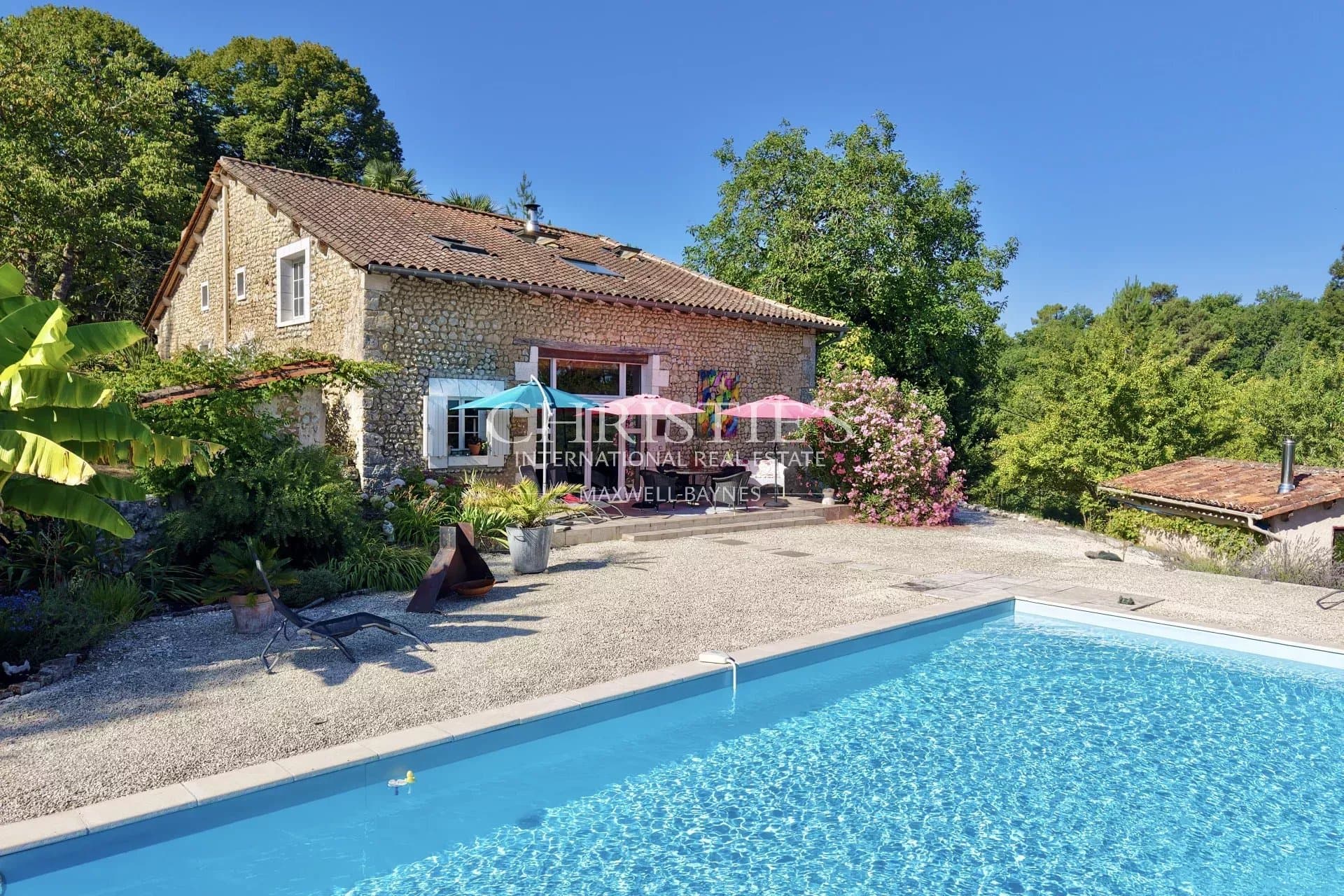 Élégante Maison Charentaise Rénovée avec Piscine, Calme Absolu en Sud Charente