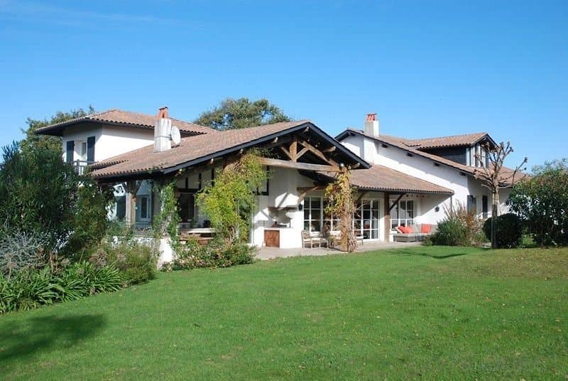 LARGE CONTEMPORARY HOUSE IN ARCANGUES