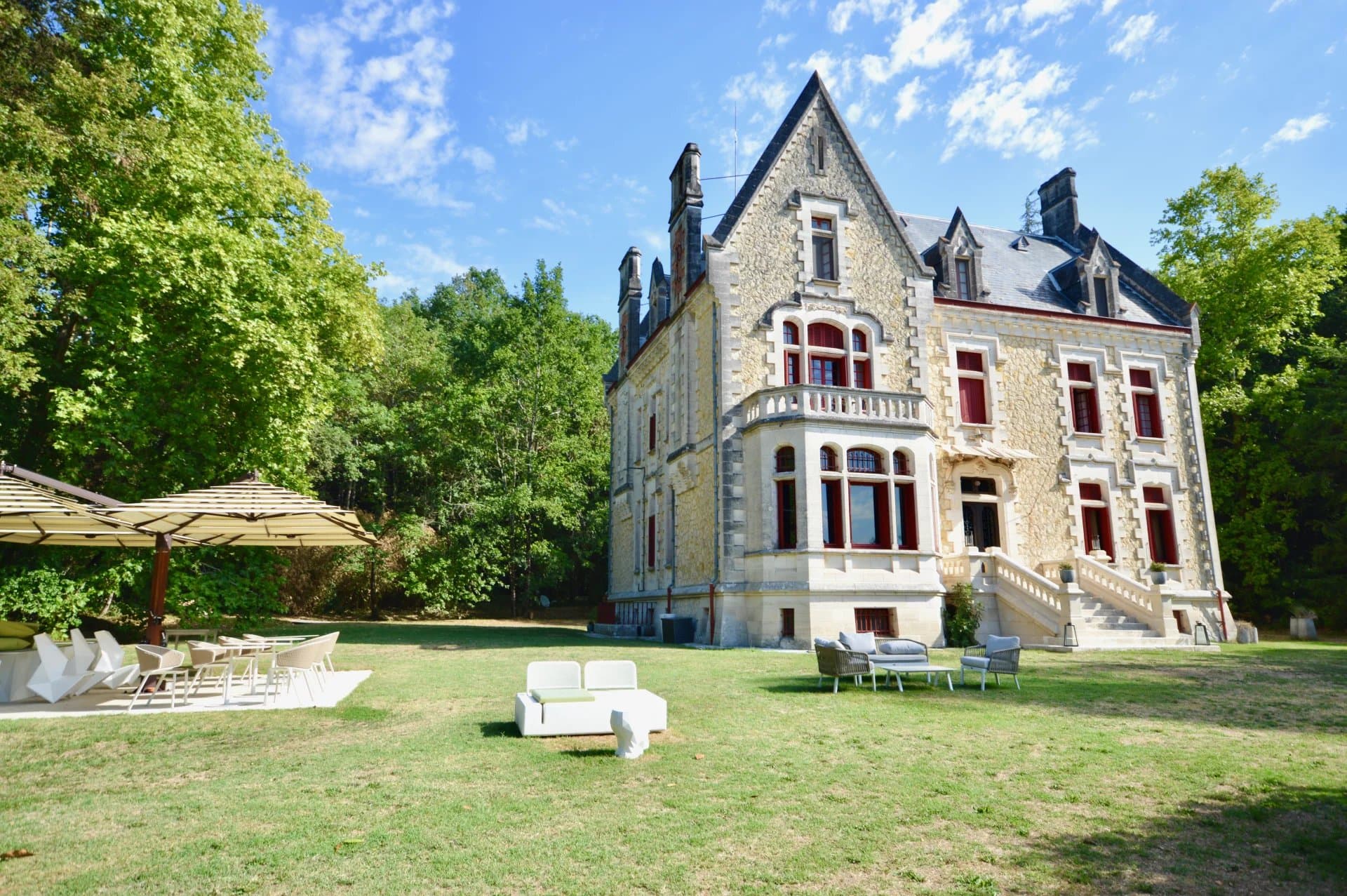 Bergerac château enchanté à vendre avec 6.4ha