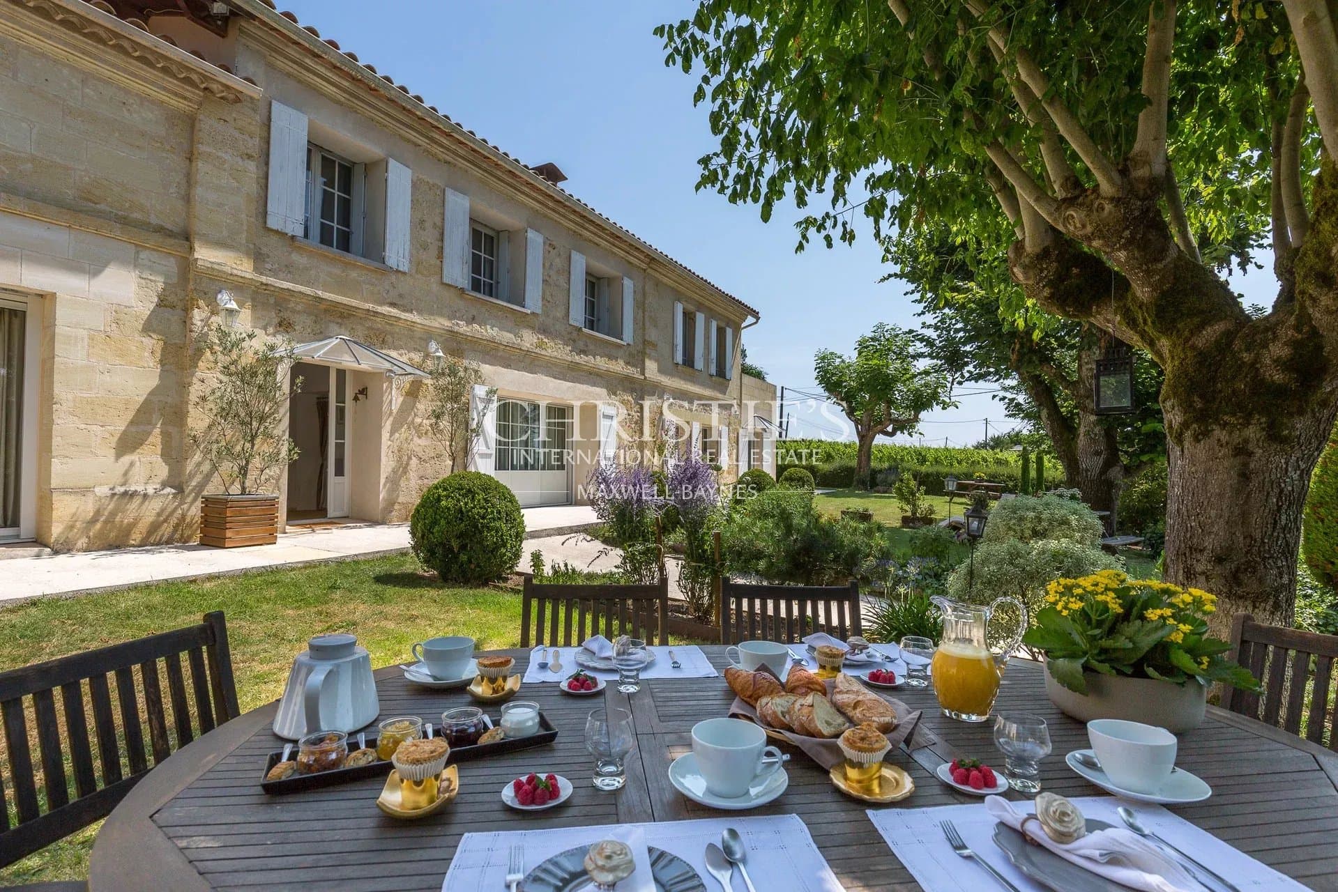 Magnificent property near Saint-Emilion with hobby vineyard