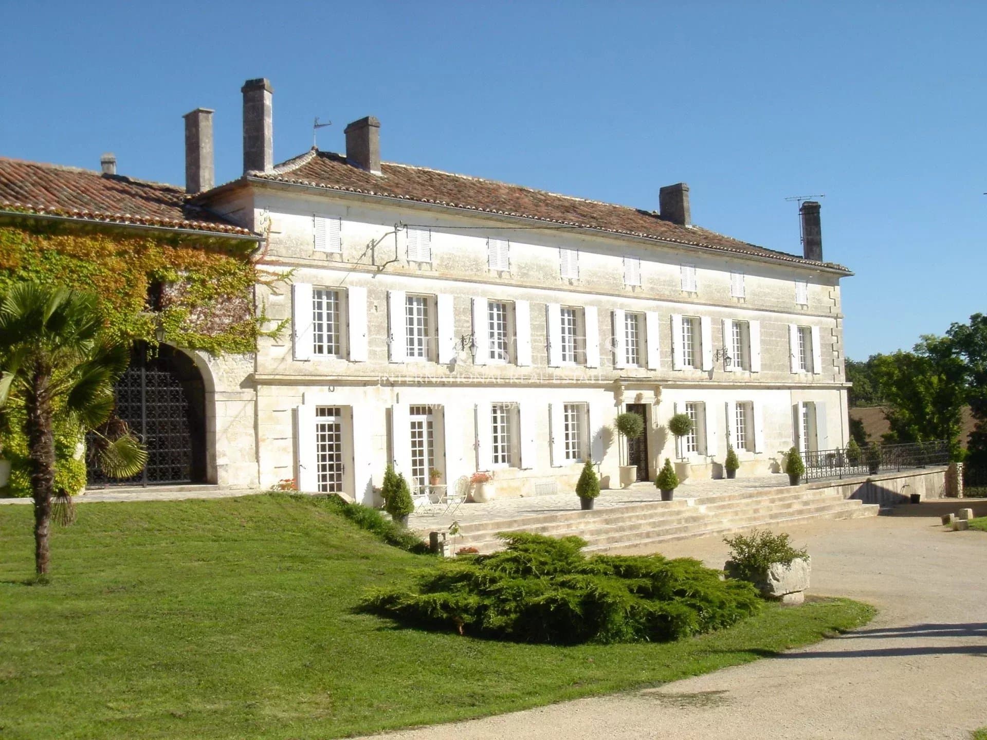 EXCEPTIONAL MANOR HOUSE