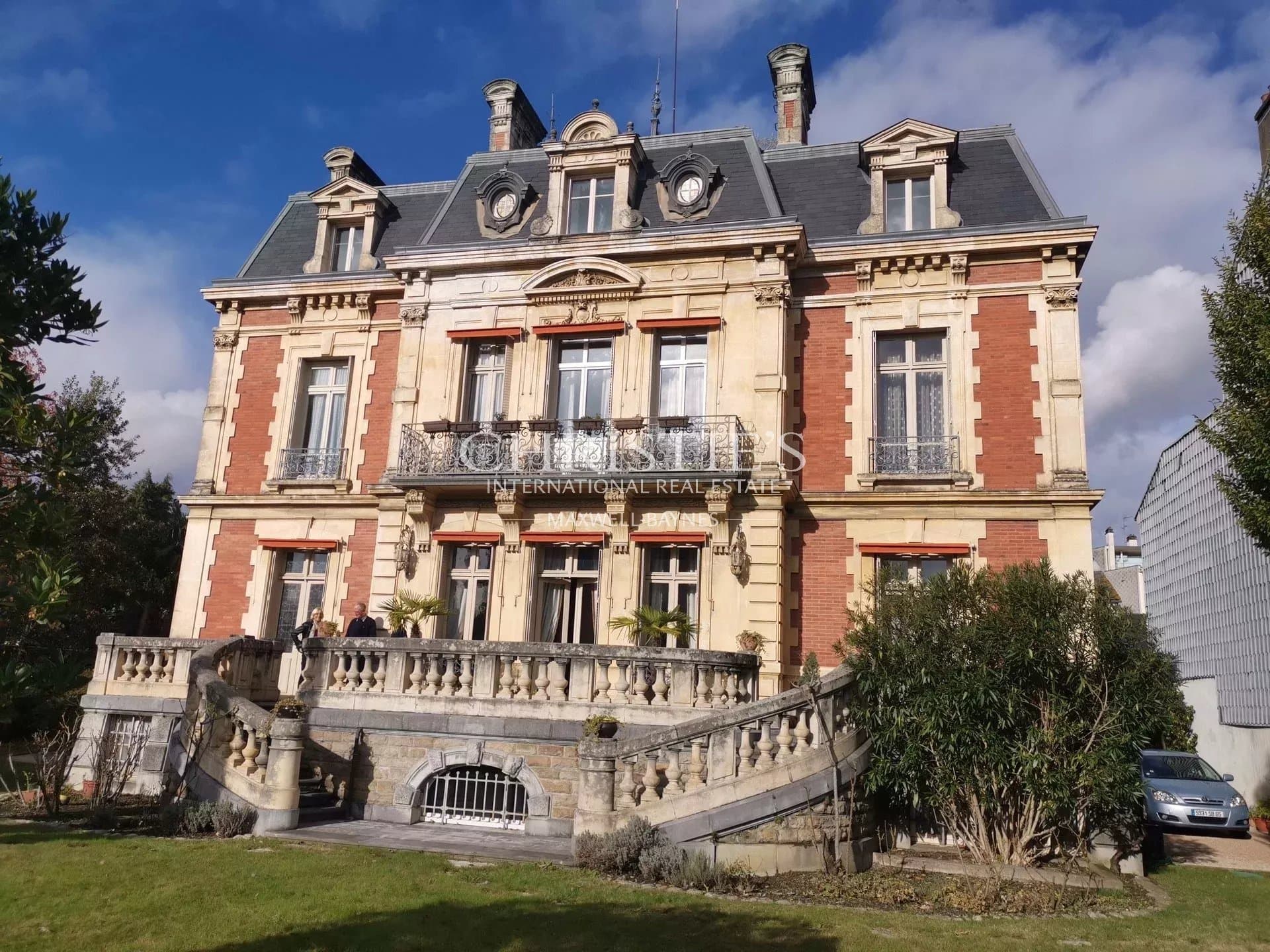 Exceptional mansion house in town with views to the Pyrenees - 1hr 30min to Toulouse