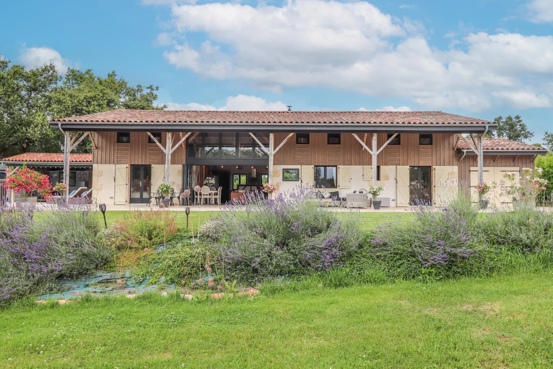 Conversion élégante de grange en loft avec piscine chauffée et luxueux jacuzzi, nichée dans la campagne pittoresque