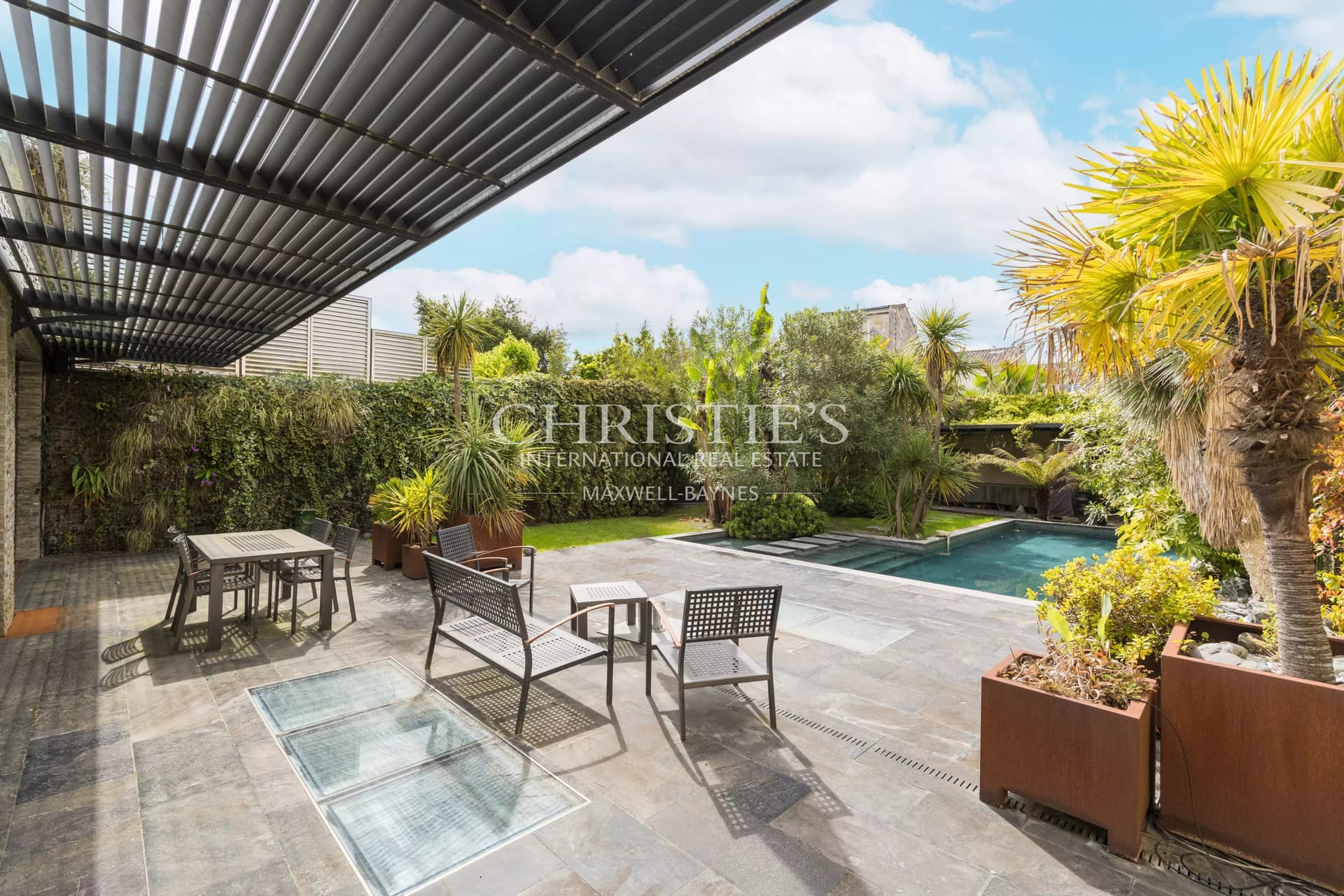 Architect-Designed Contemporary Residence – 5 Bedrooms, Garage and Pool