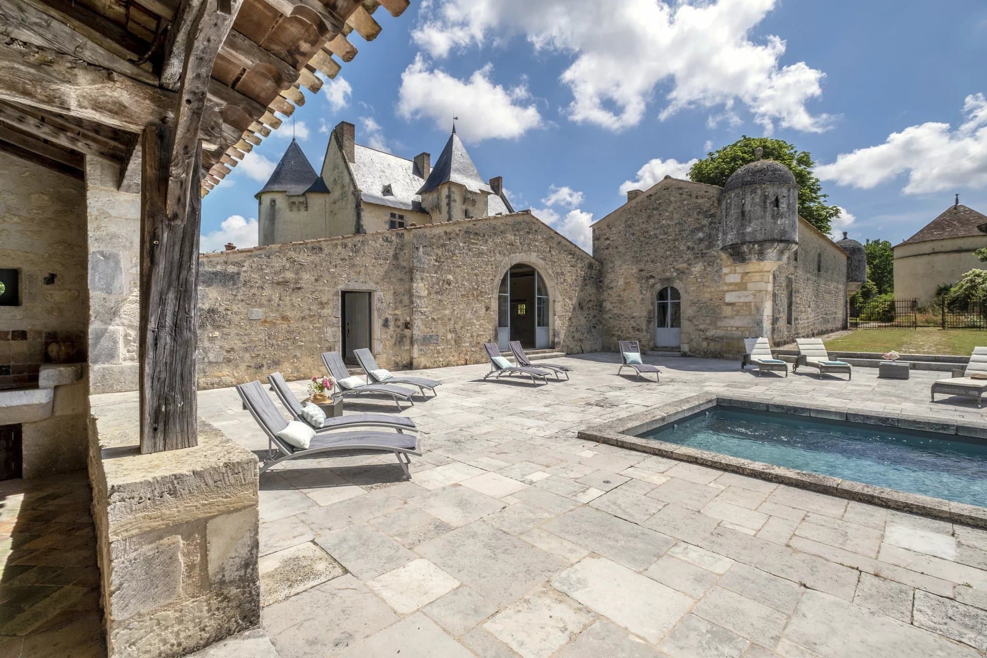 Exceptionnel château ISMH du XVe au cœur d’un domaine de 93 hectares