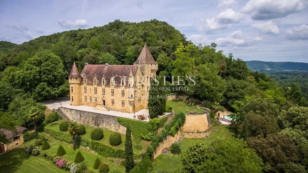 Beautiful chateau overlooking Dordogne valley, near Sarlat
