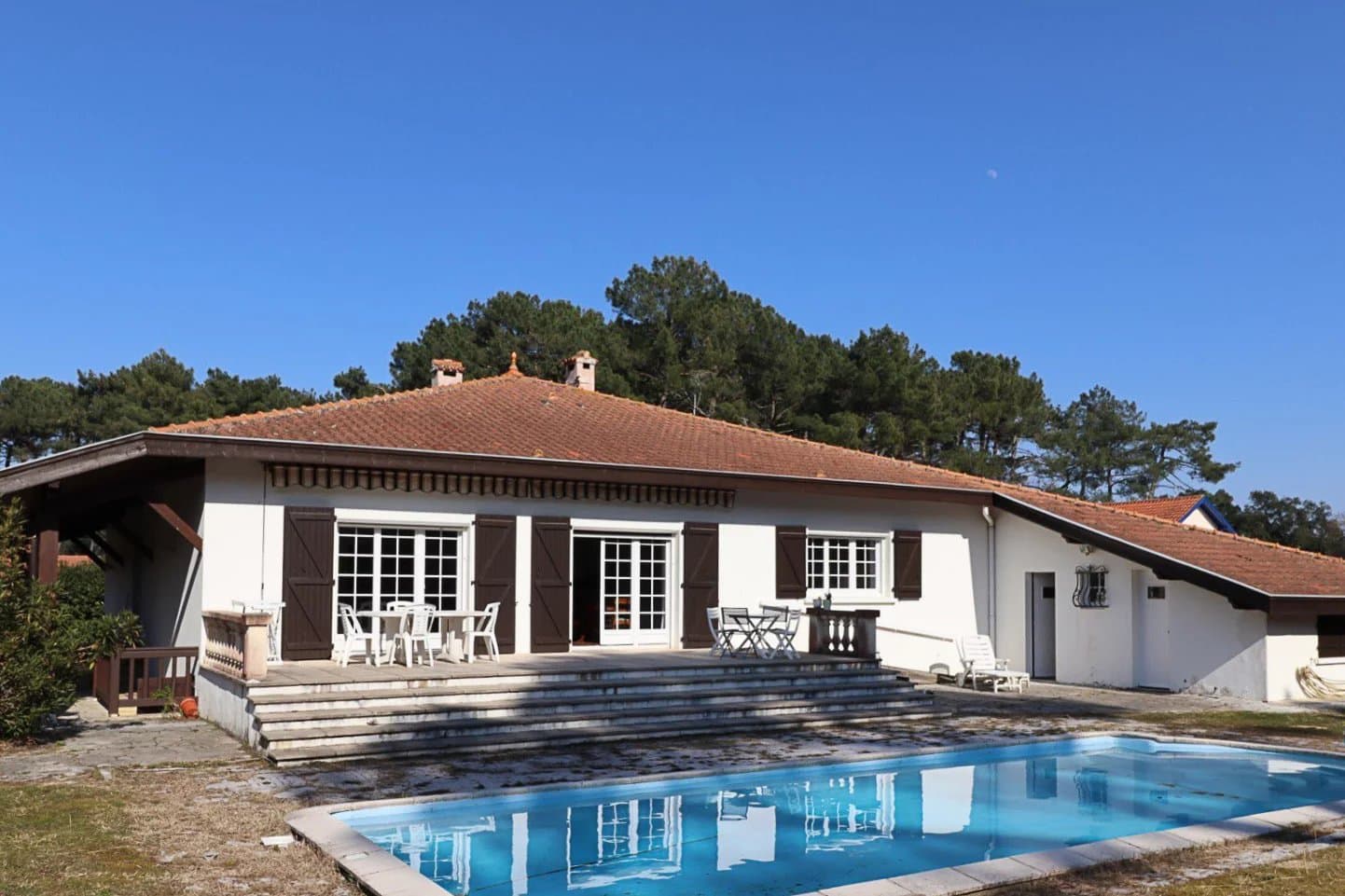 ONDRES – A PROPERTY NEAR THE BEACH AND SET IN 5000 SQM OF GROUNDS WITH A BUILDING PLOT