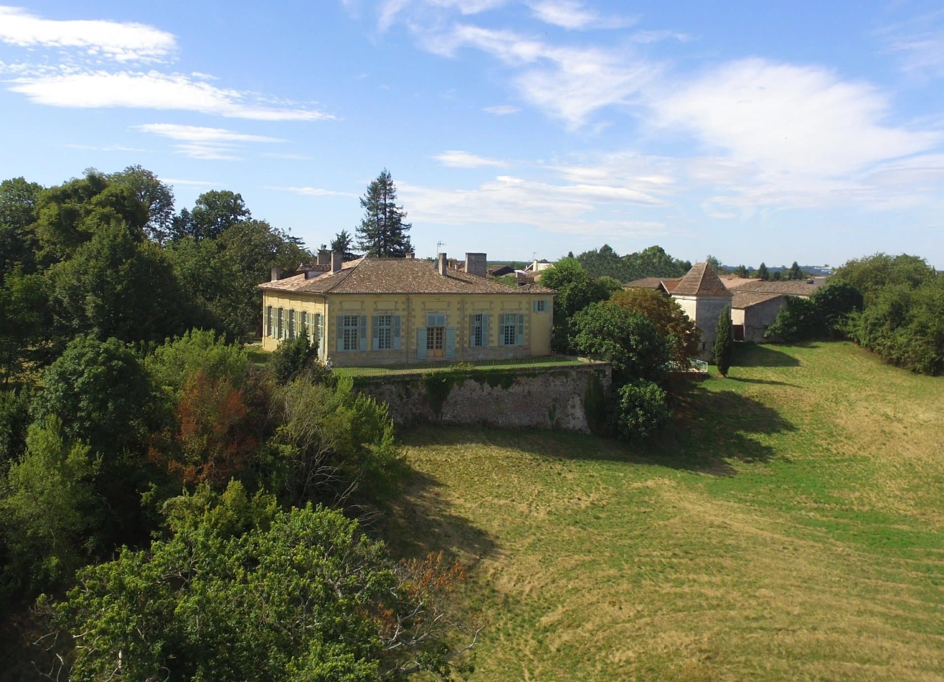Élégant Château Girondin à vendre avec vue panoramique
