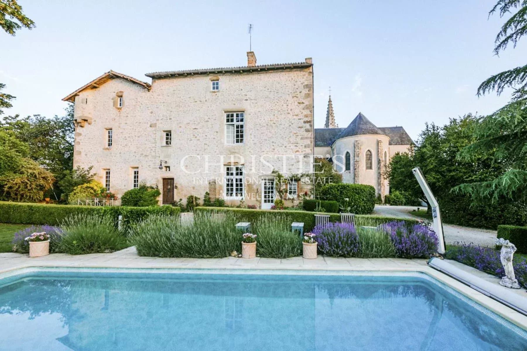 Ravissant prieuré dans un village paisible, a 1 heure de Saumur et Poitiers;