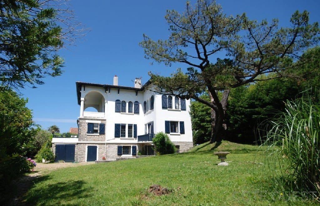 MAISON DE MAITRE AVEC VUE MER A VENDRE AU CENTRE DE GUETHARY