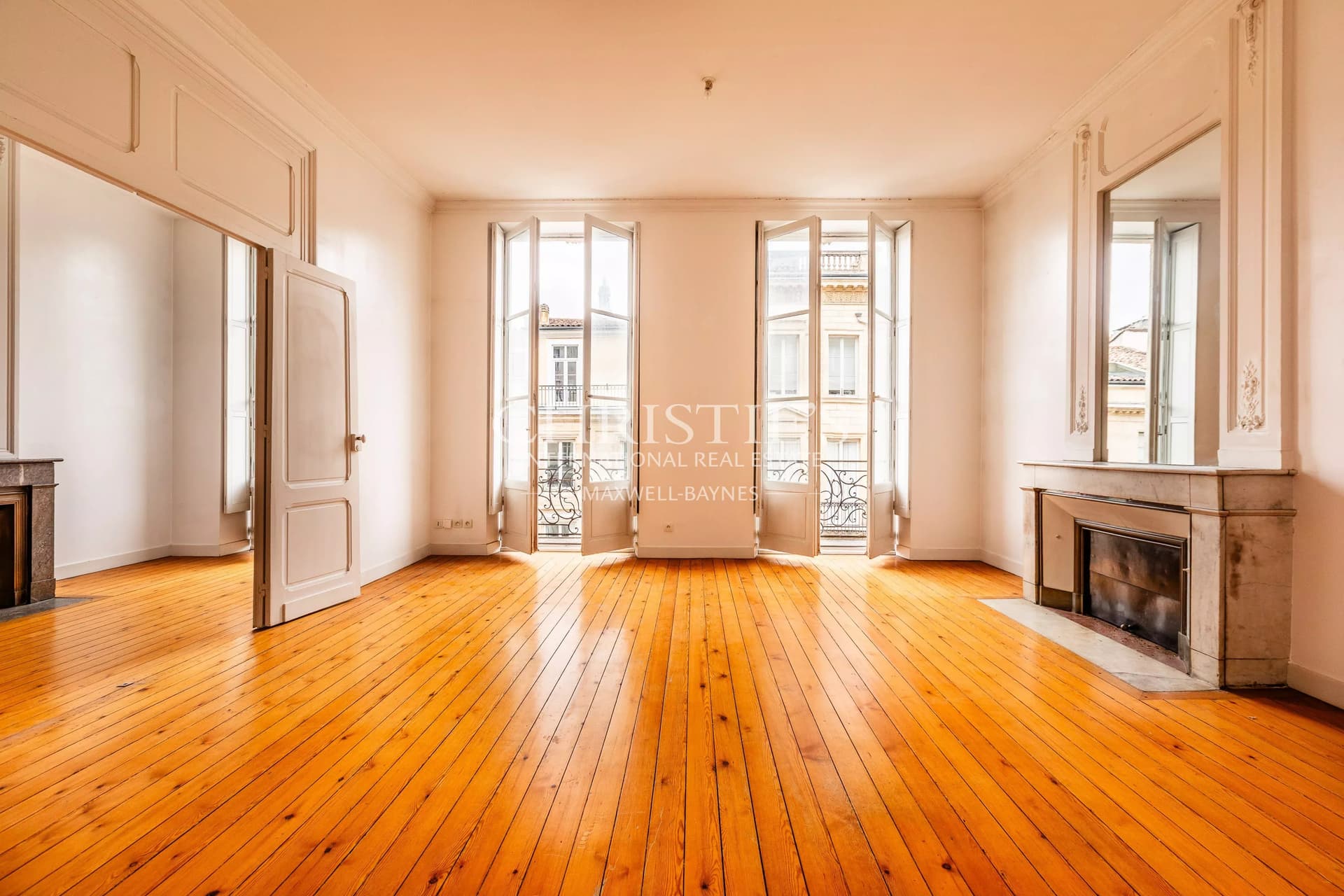 BORDEAUX GOLDEN TRIANGLE: Flat with BALCONIES