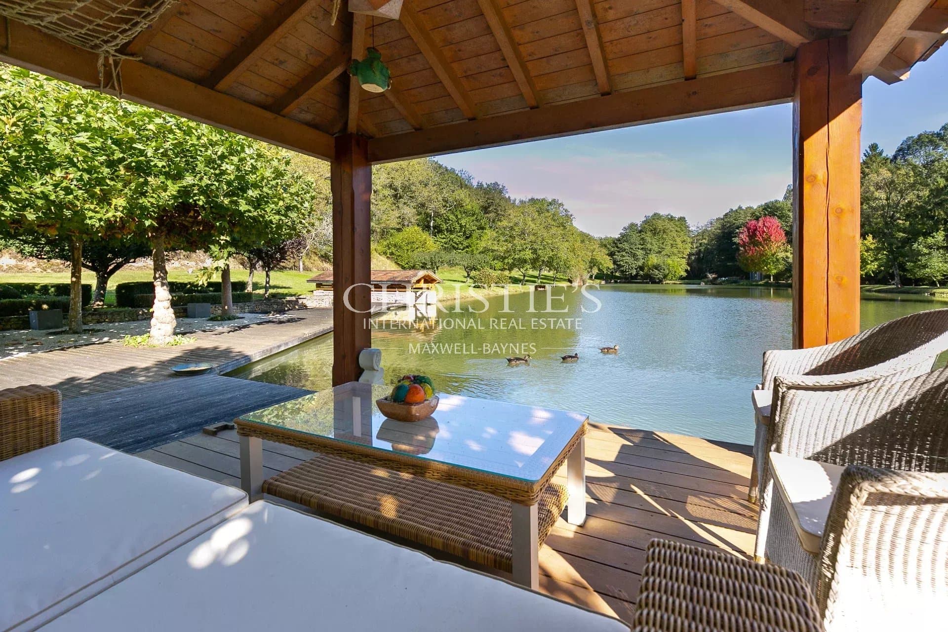 For sale Stunning lakeside property in Dordogne