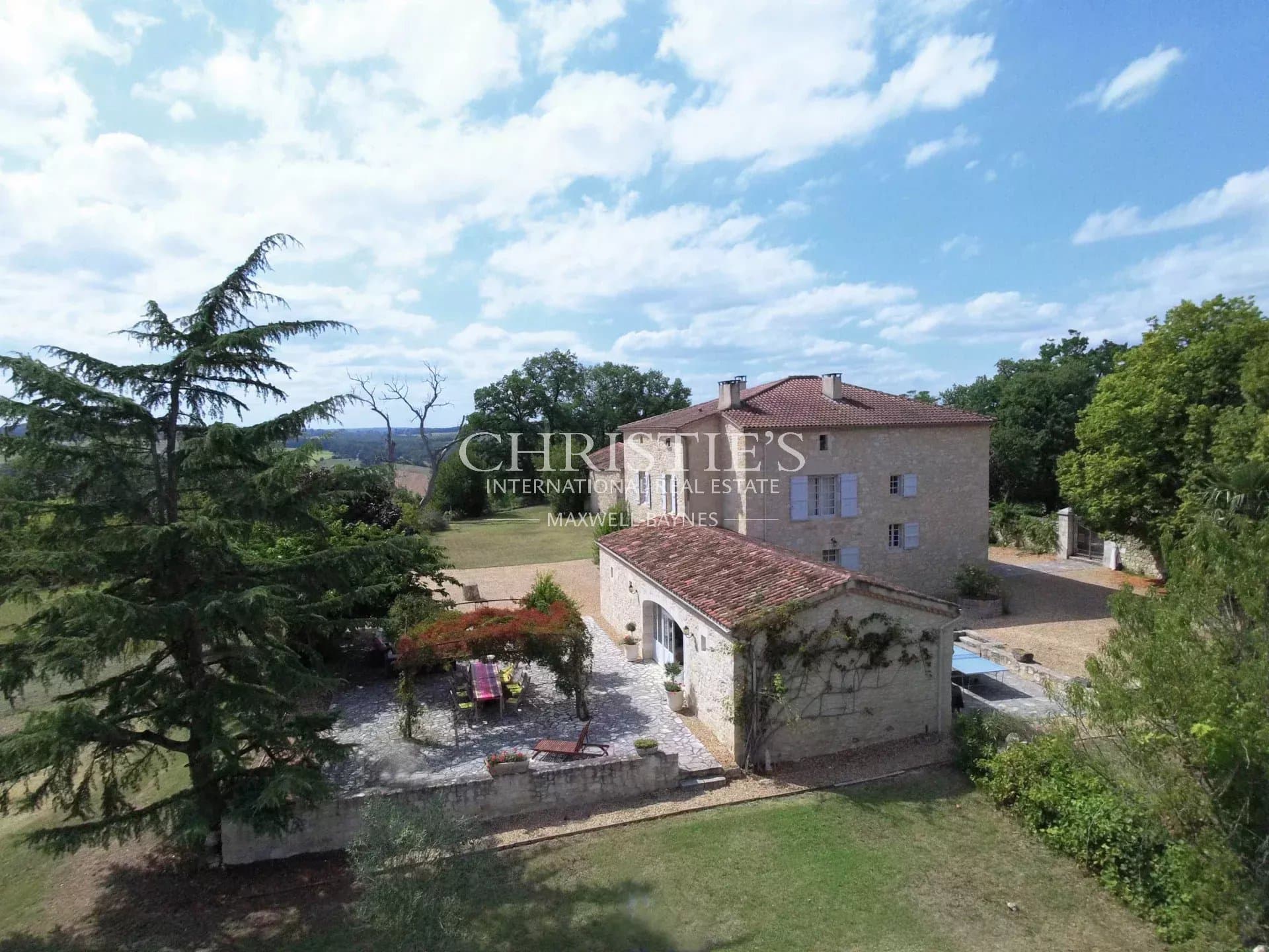 Country house with chapel - stunning mountain views - 5 hectares of land and swimming pool close to Condom