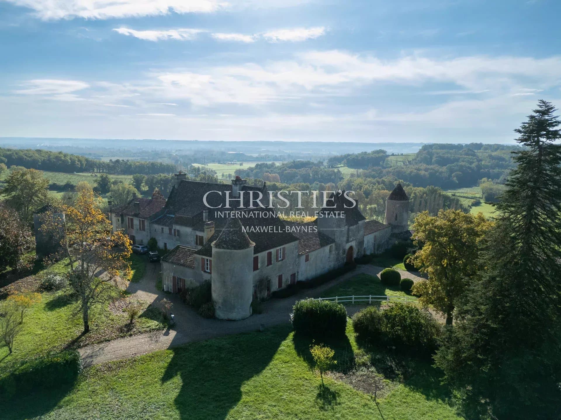 Près de Saint-Emilion - Exceptionnel Château historique entouré de 112 ha, parc avec piscine et tennis