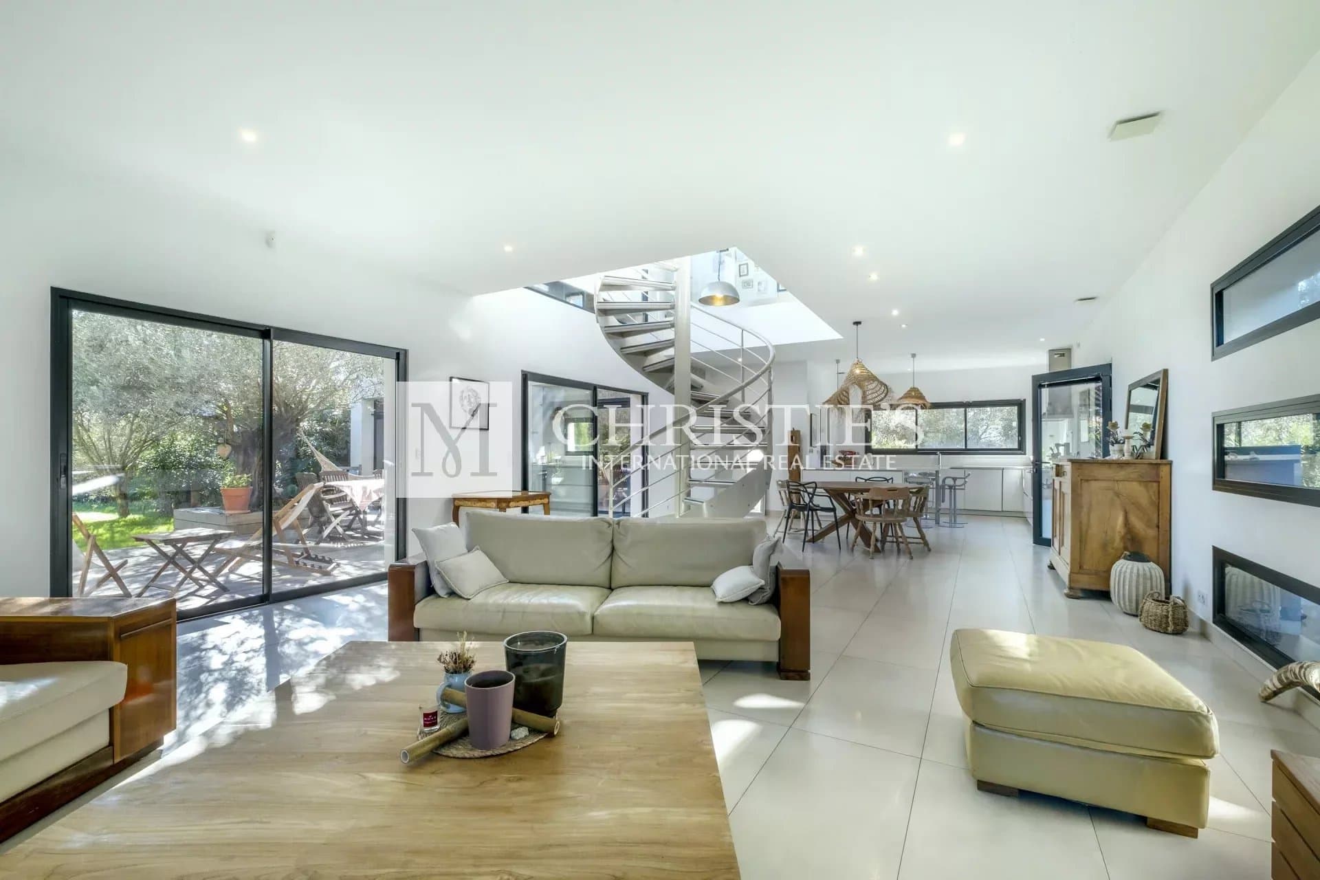 Splendide propriété contemporaine avec jardin et double garage