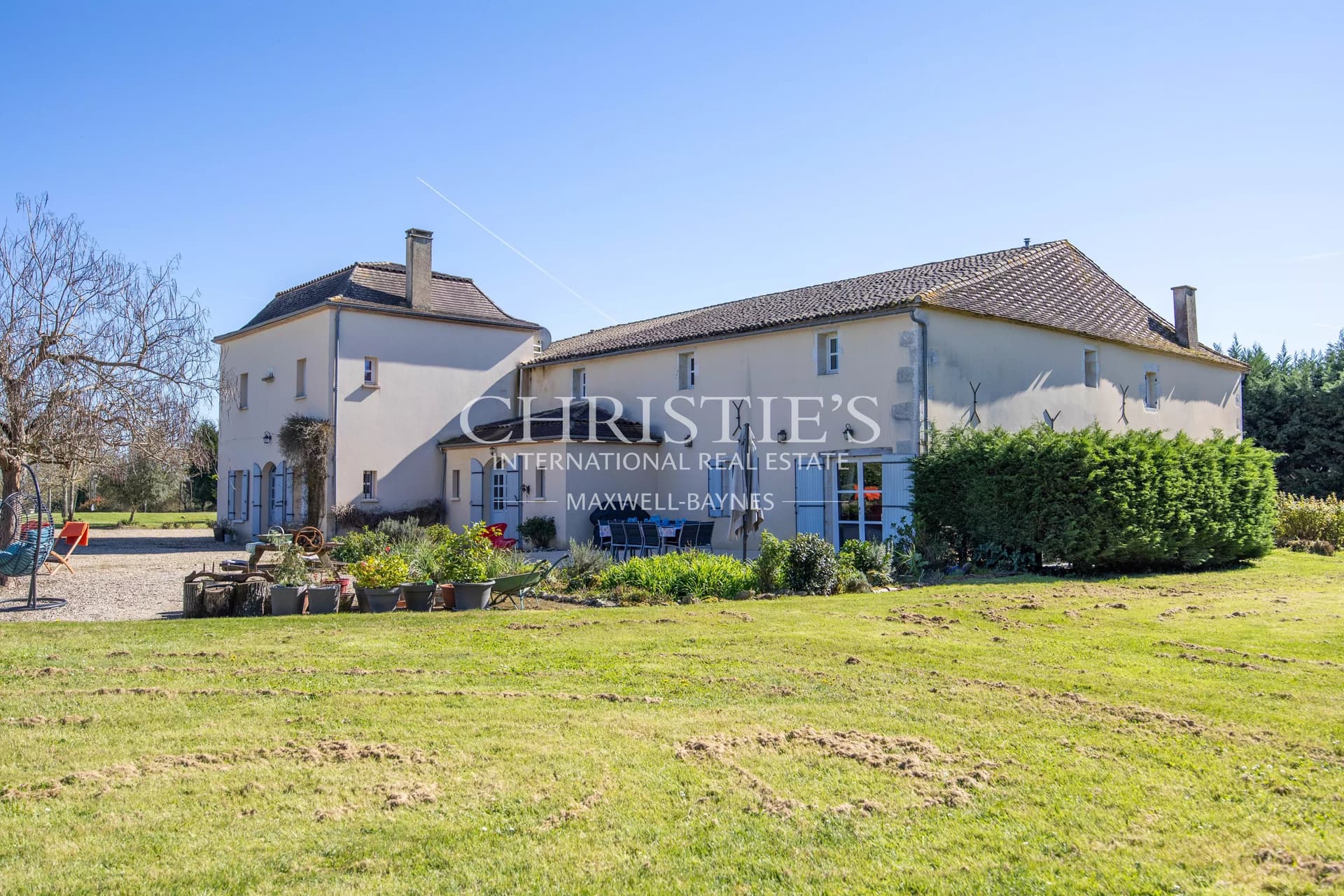 Elegant Manoir featuring Guest Accommodation and meticulously landscaped gardens