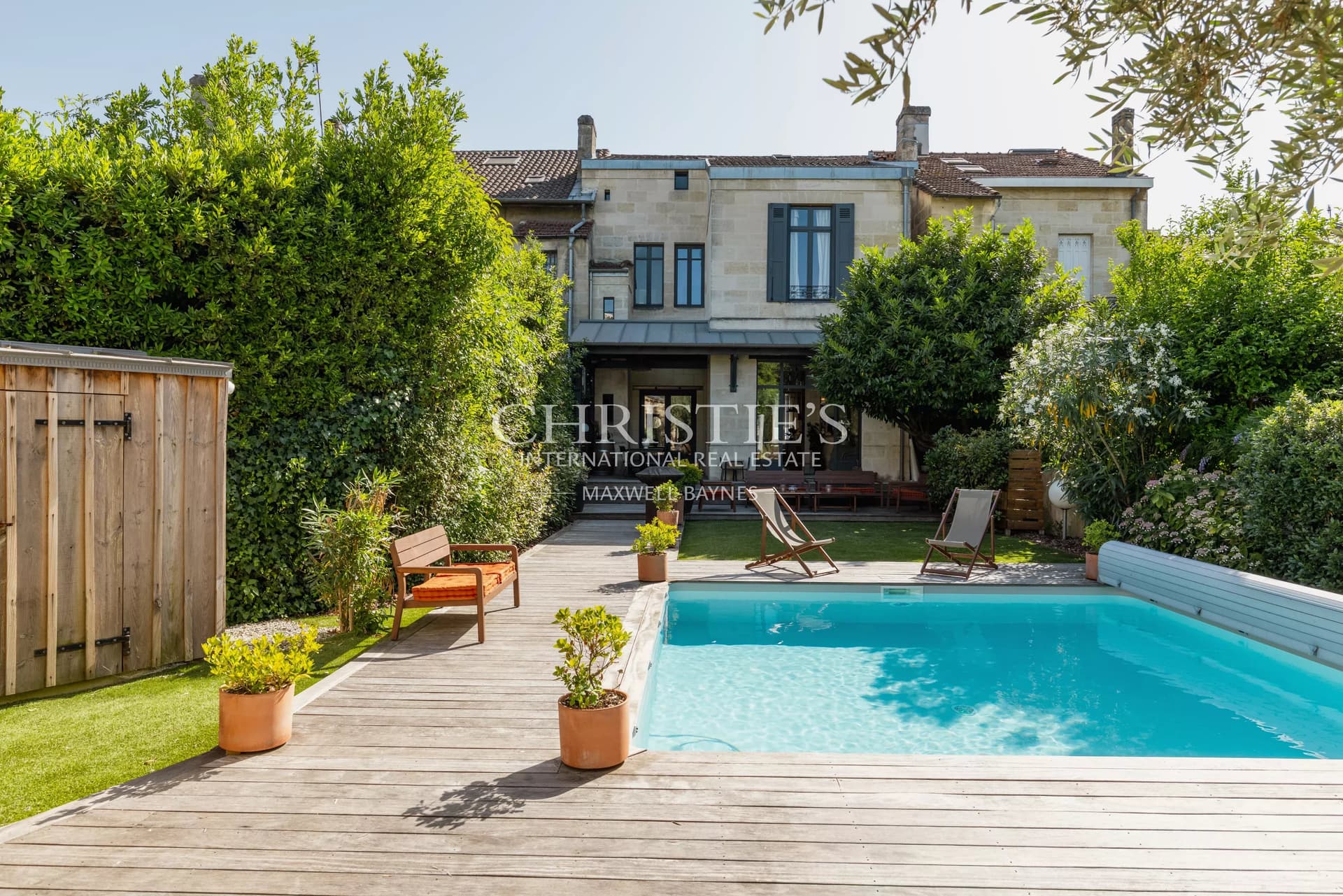 RENOVATED MANSION WITH GUEST HOUSE, SWIMMING POOL AND GARAGES