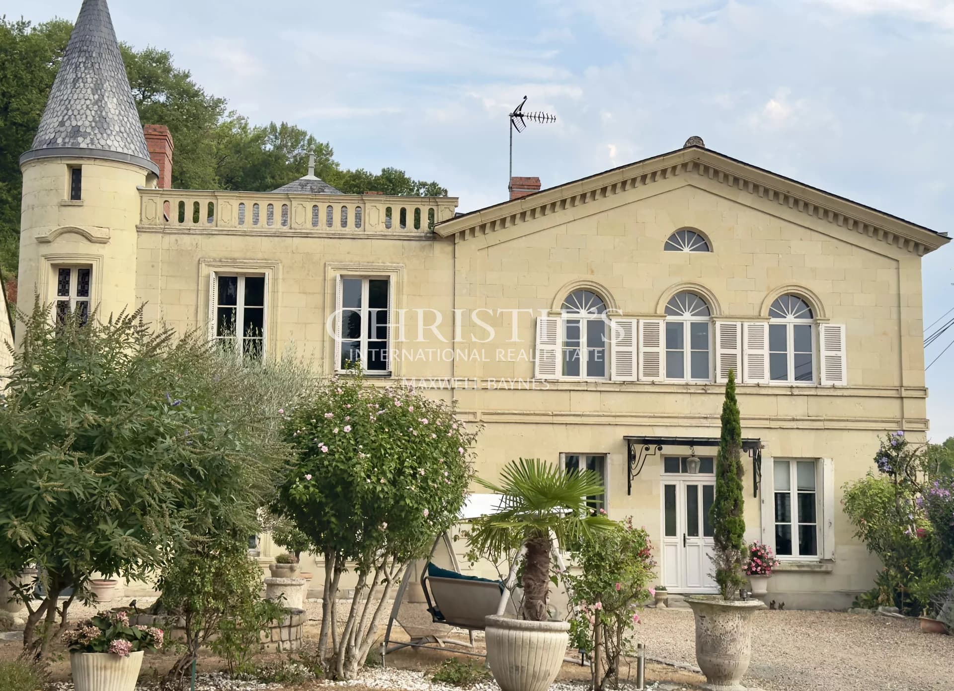 Manoir néoclassique au fil de la Loire