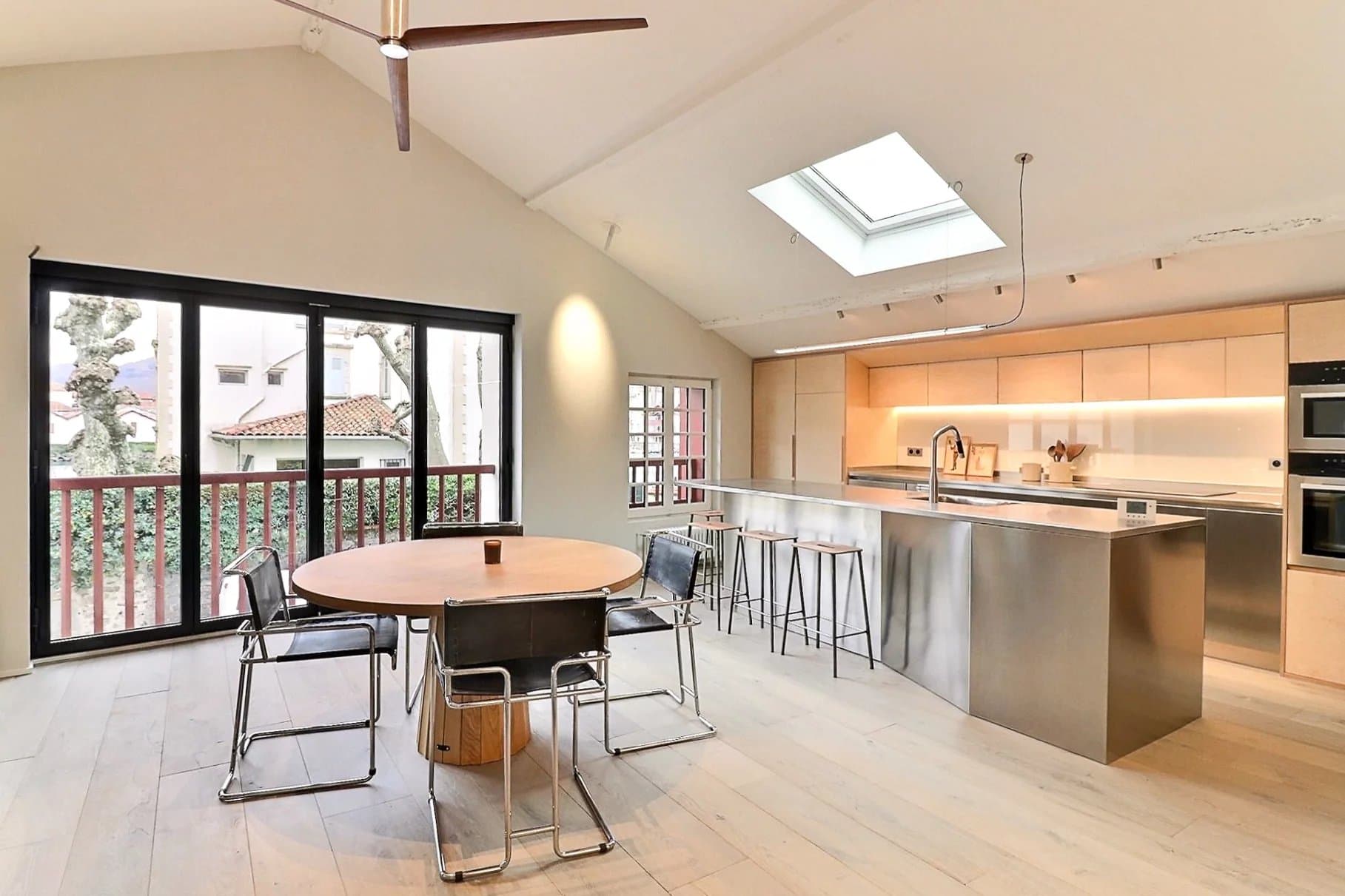 MAISON DE TYPE LOFT À VENDRE DANS LE COEUR HISTORIQUE DE SAINT-JEAN-DE-LUZ