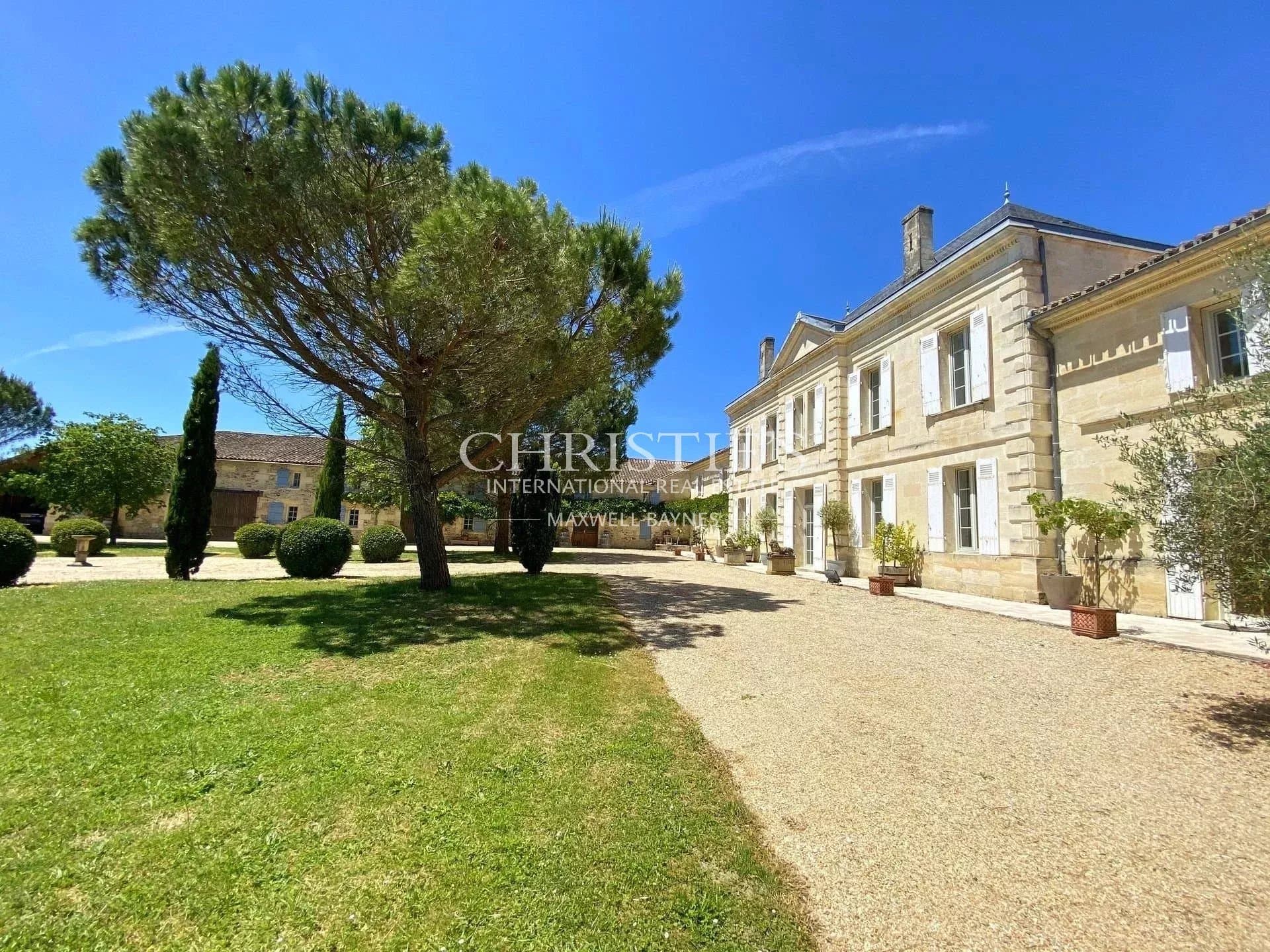 Belle propriété avec 70 ha de terrain proche de Saint-Emilion