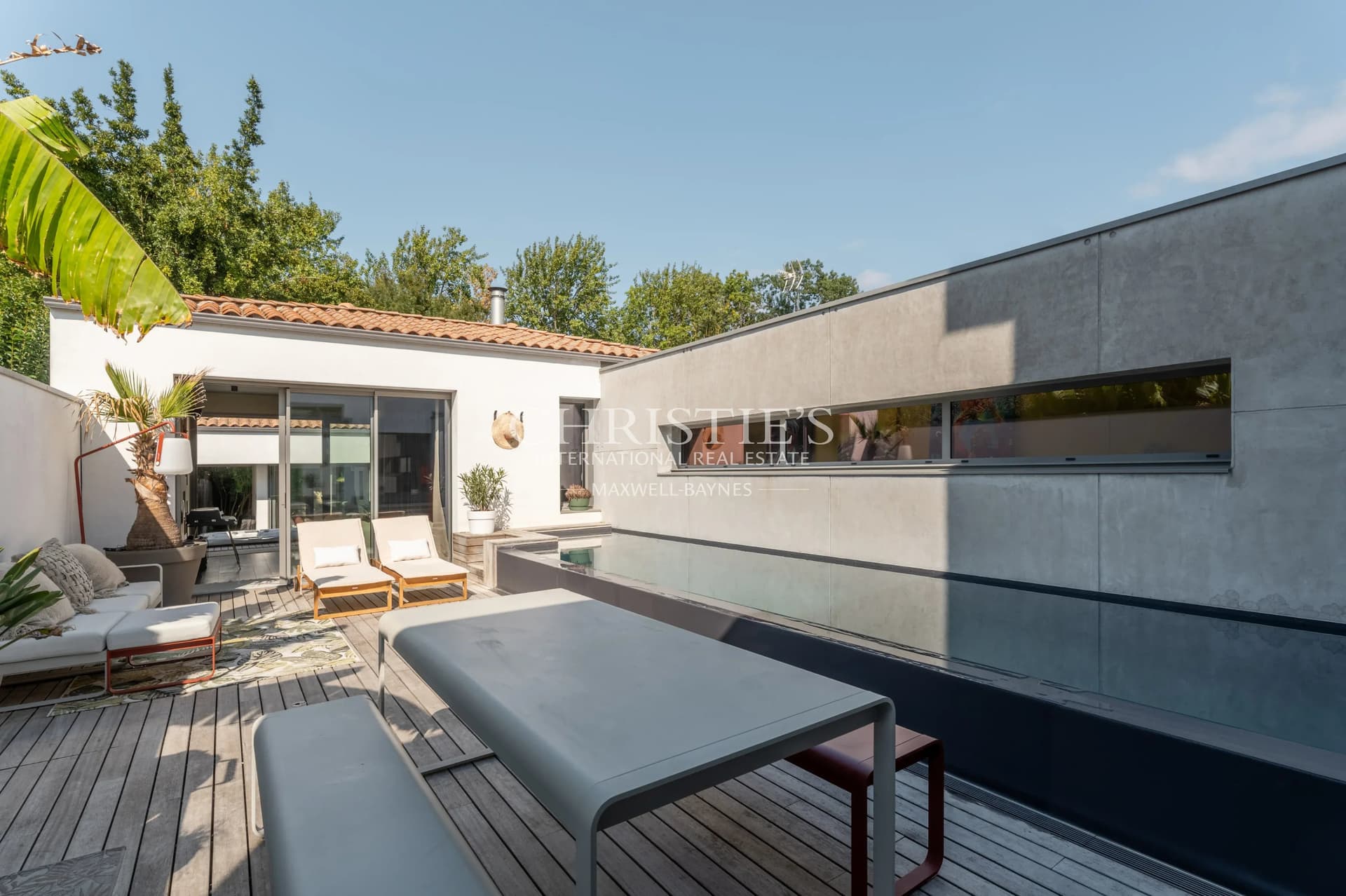 Architect-designed villa with a swimming pool in the town centre