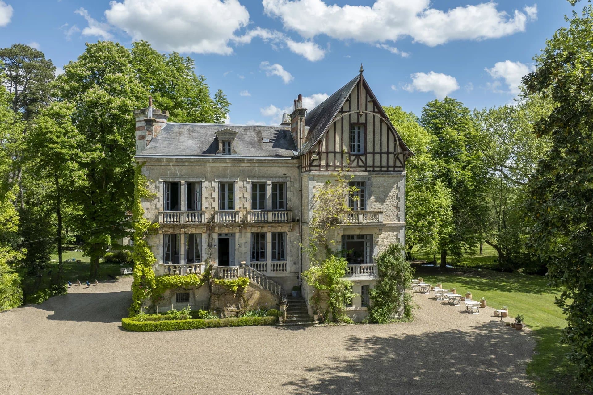 Charmant manoir du 19ème siècle avec piscine et maison de gardien entre le Marais poitevin et La Rochelle