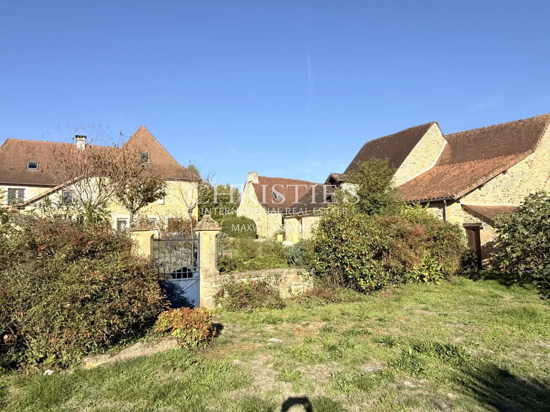PRESTIGIOUS RESIDENCE with 3 GUESTROOMS and STUDIO