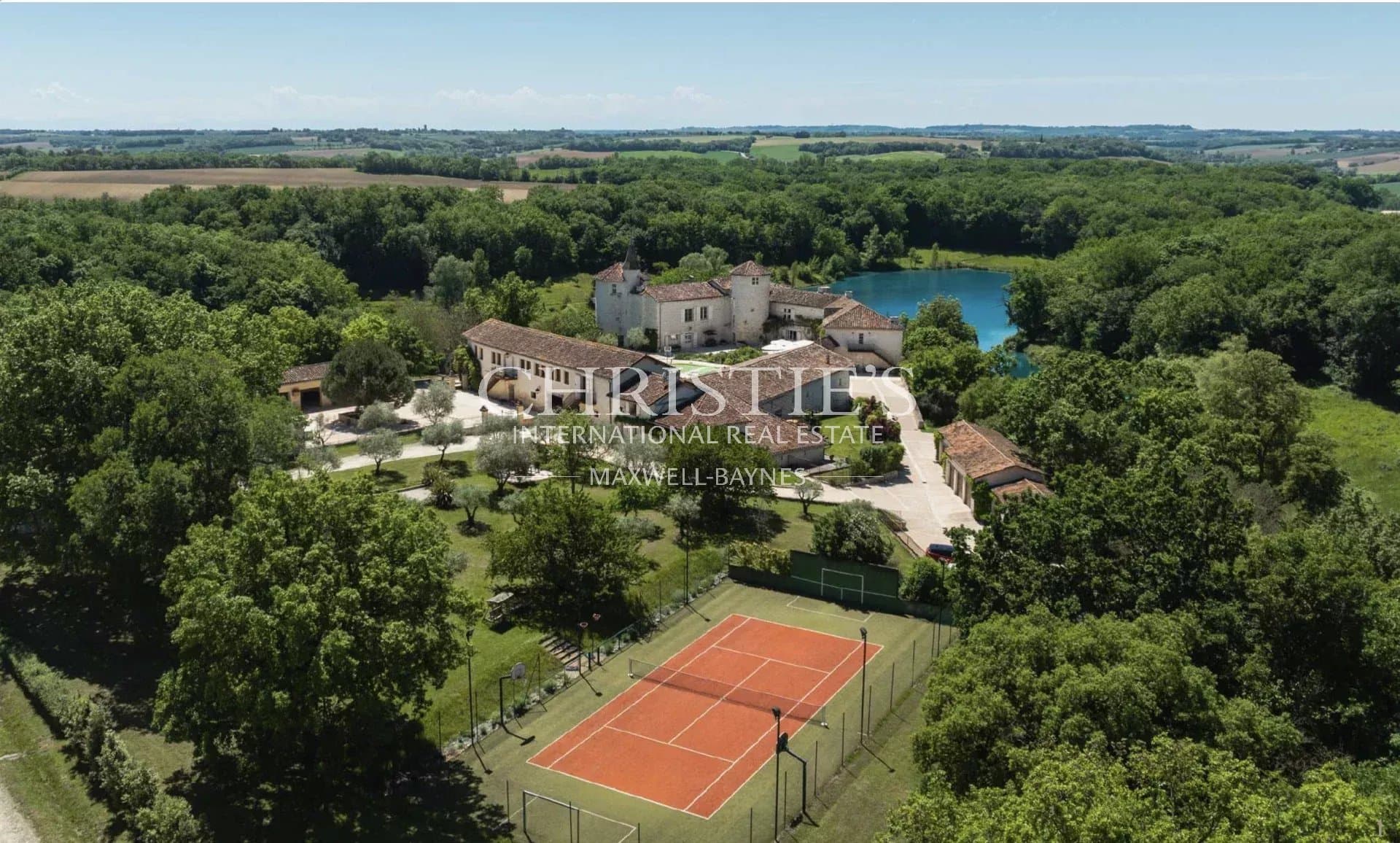 Château historique avec piscine sculptée, lacs, installations équestres, 158 hectares et une vue imprenable dans le Gers, dans le sud-ouest de la France
