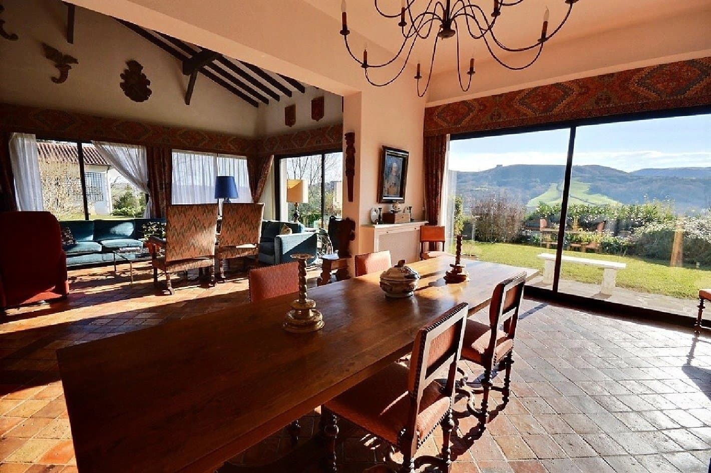 12 MIN FROM DE SAINT JEAN DE LUZ FOR SALE A BEAUTIFUL VILLA FACING THE MOUNTAINS SOLE AGENT