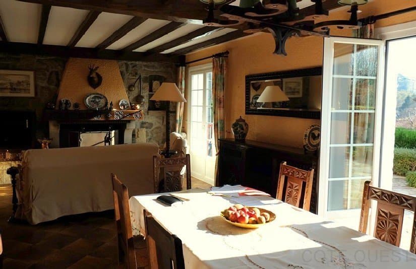 CIBOURE, MAISON AVEC JARDIN DANS QUARTIER RESIDENTIEL
