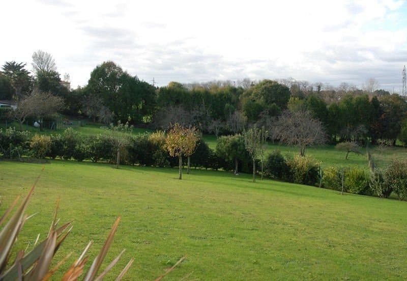 PROCHE DE LA PLAGE MAISON CONTEMPORAINE A VENDRE A SAINT-JEAN-DE-LUZ AVEC 2000M2 DE TERRAIN