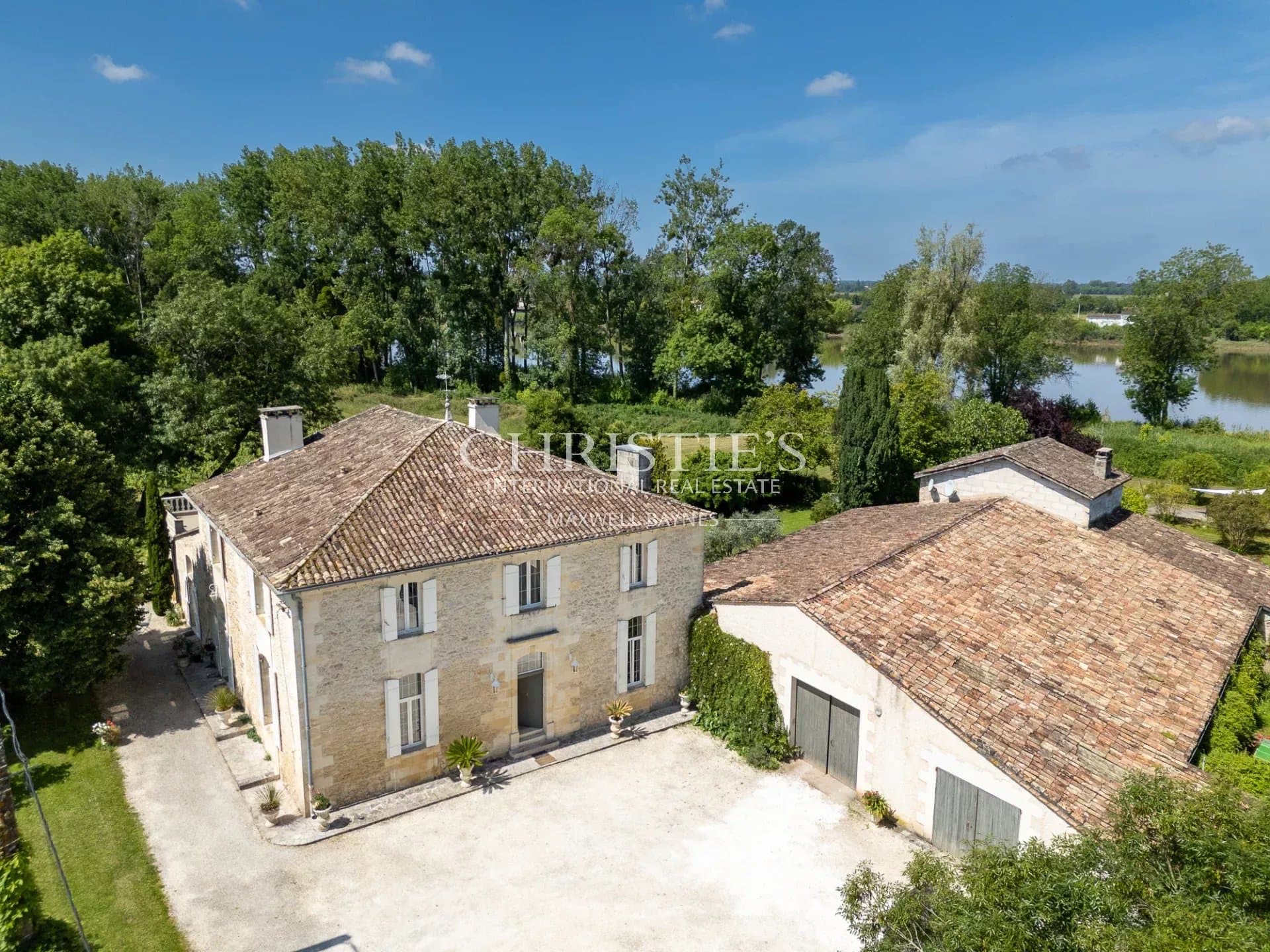 A vendre beau domaine viticole clé en main sur les rives de la Dordogne à proximité de Saint-Emilion