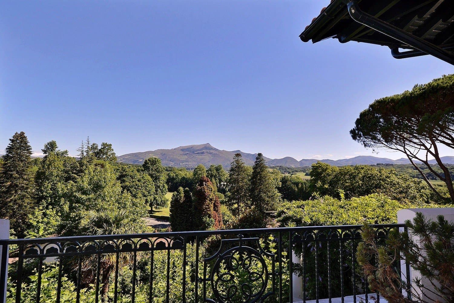 SAINT JEAN DE LUZ A VENDRE APPARTEMENT AVEC TERRASSE VUE RHUNE