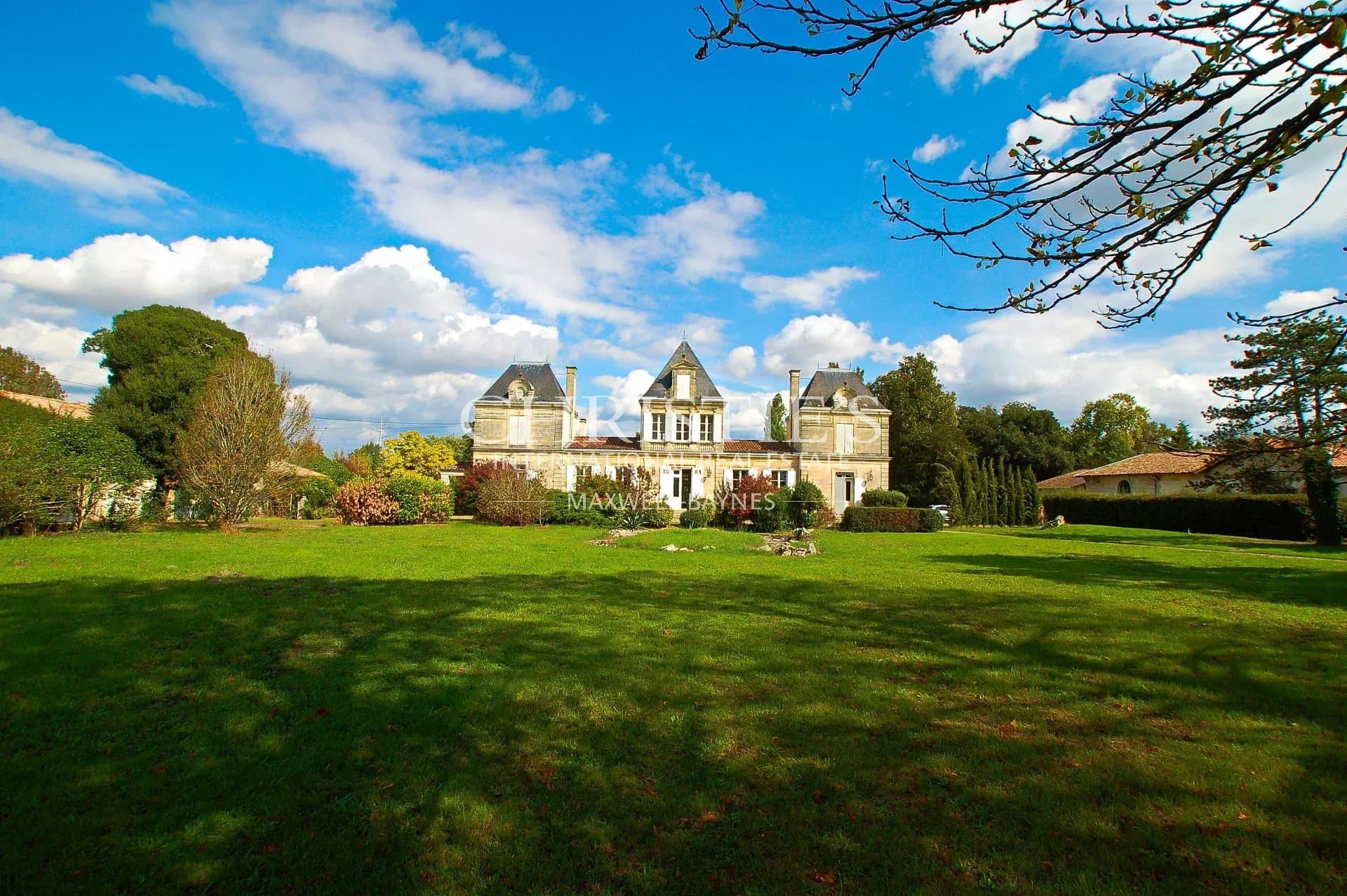 Magnifique château avec vignoble proche de Bordeaux.