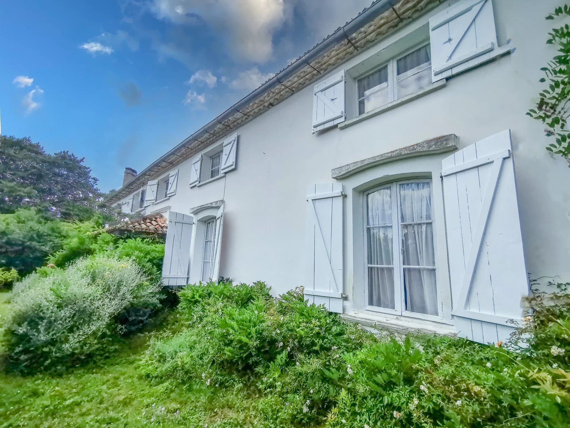 Maison de Maitre avec + d'un hectare de jardins naturels et botaniques et piscine, près de Casteljaloux