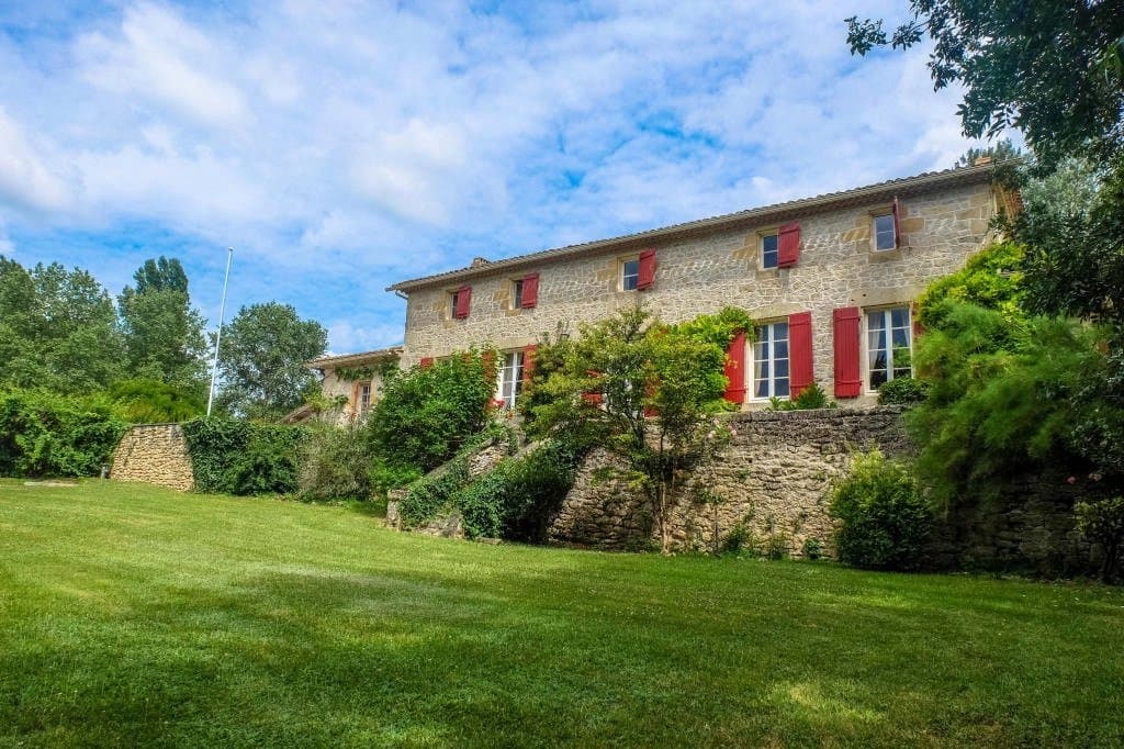 Manoir avec maison d'amis, en position élevée, près de Monsegur