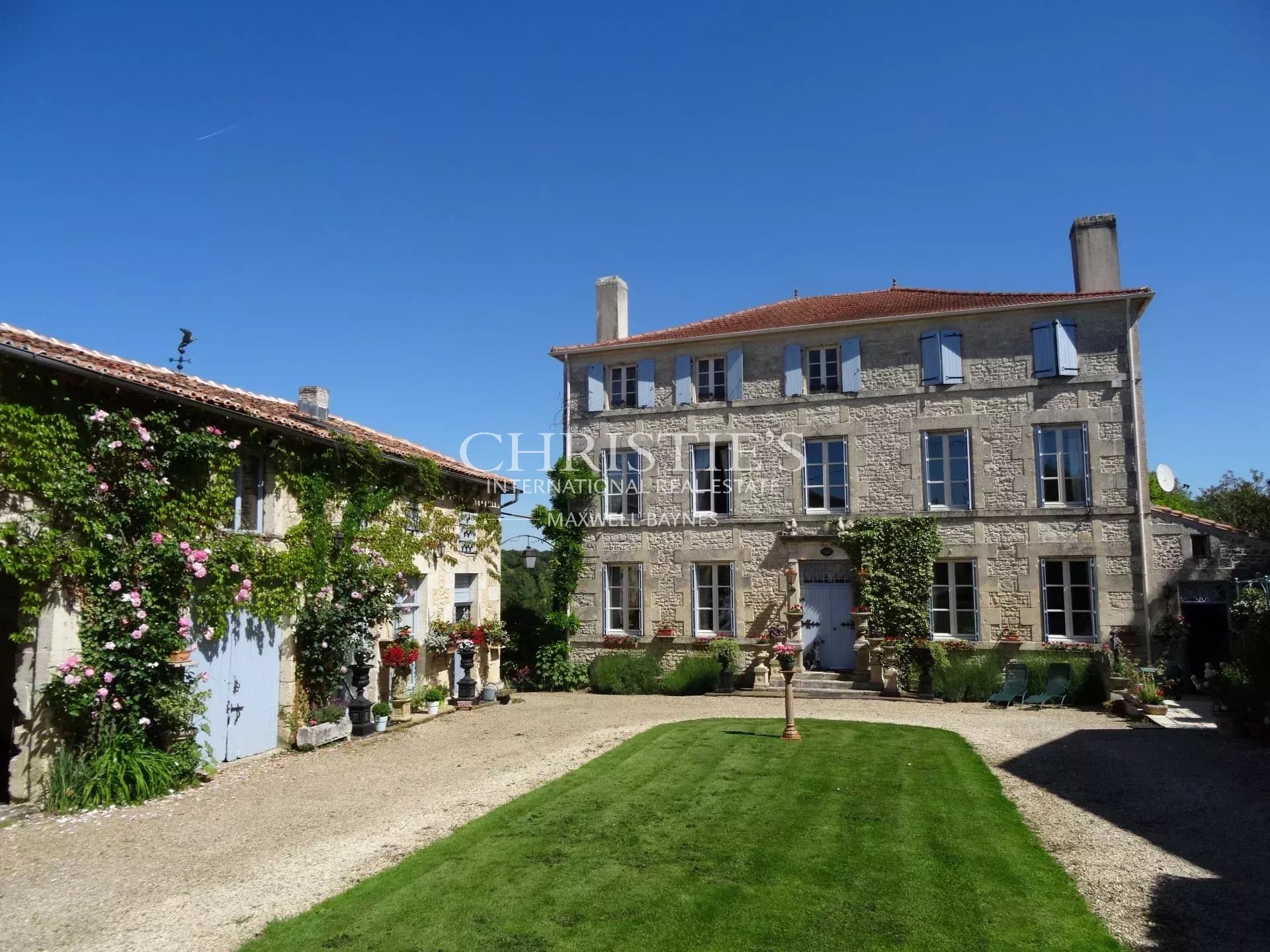Superb manor house in wonderful setting