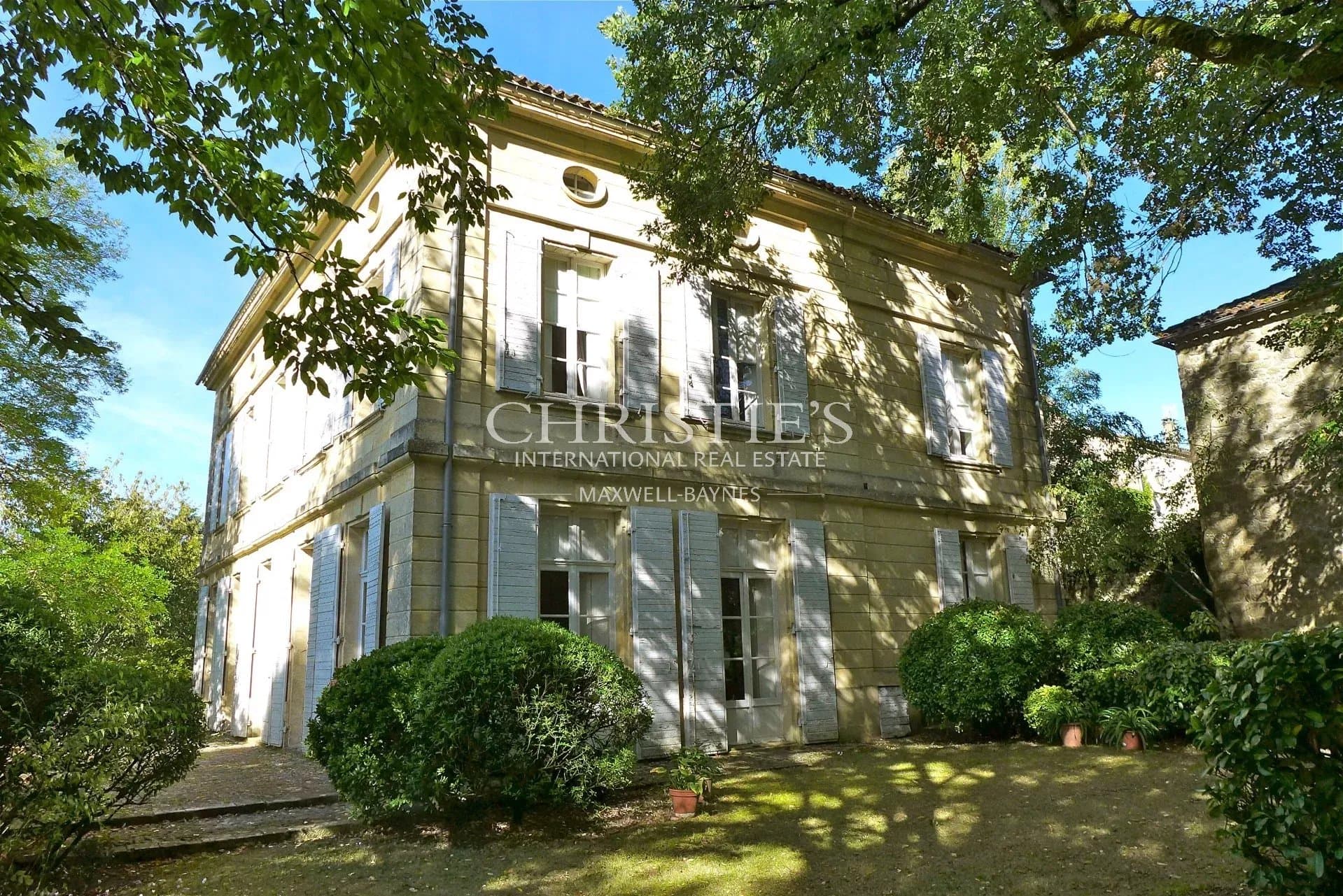 Elégante ancienne demeure du décorateur Serge Royaux à Beaumont à vendre