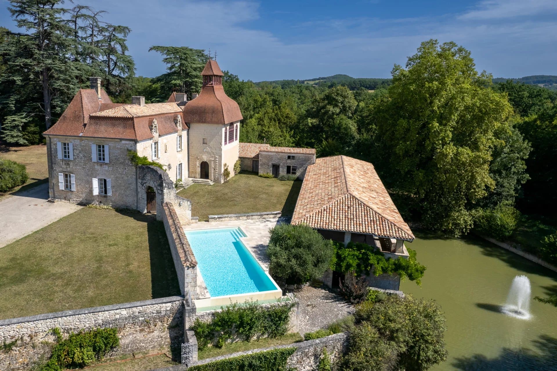 A vendre, château d'exception disponible, avec lac privé, piscine et tennis