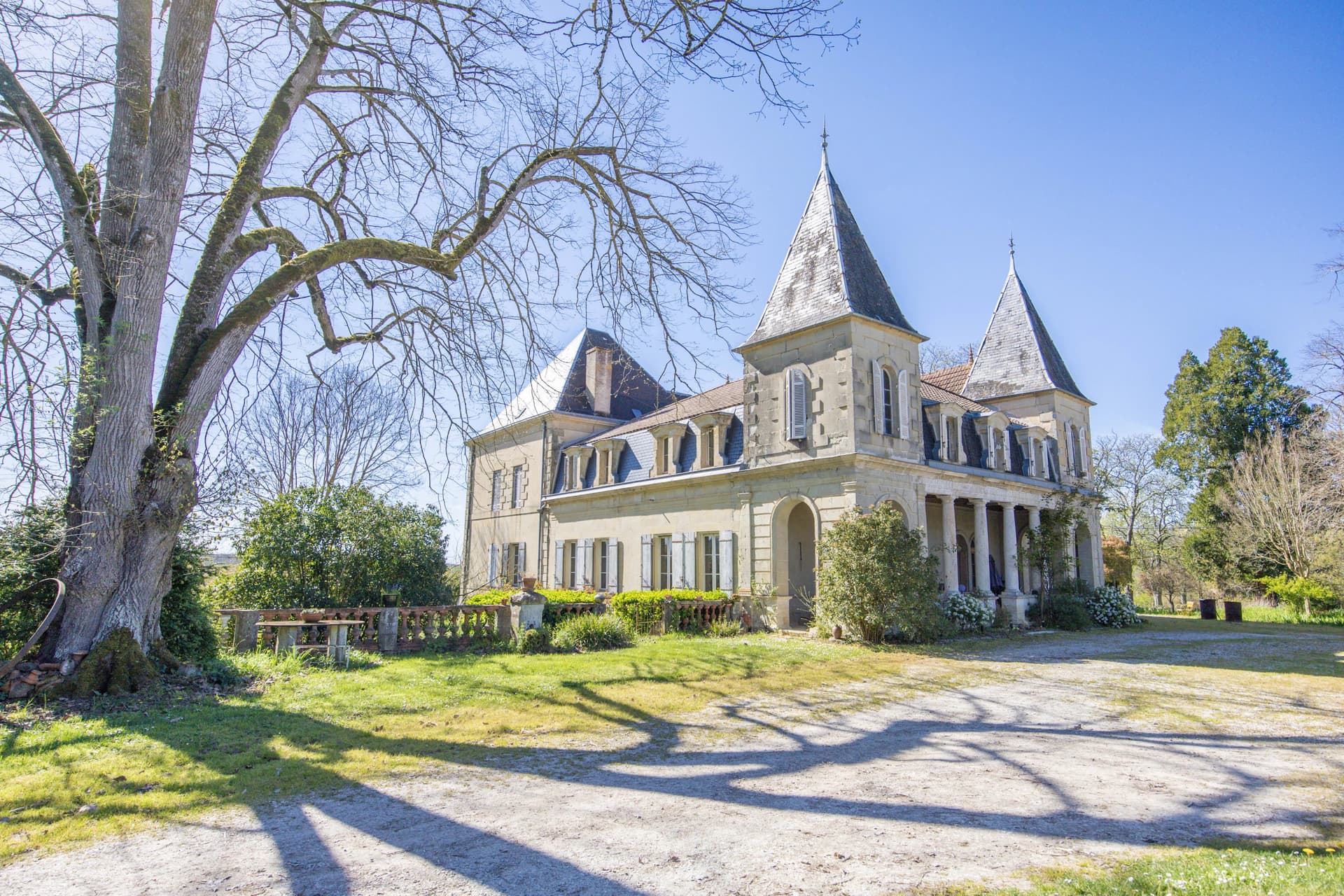 Élégance intemporelle et sérénité rurale : Un majestueux domaine de château avec chapelle et 13,2 hectares de terrain