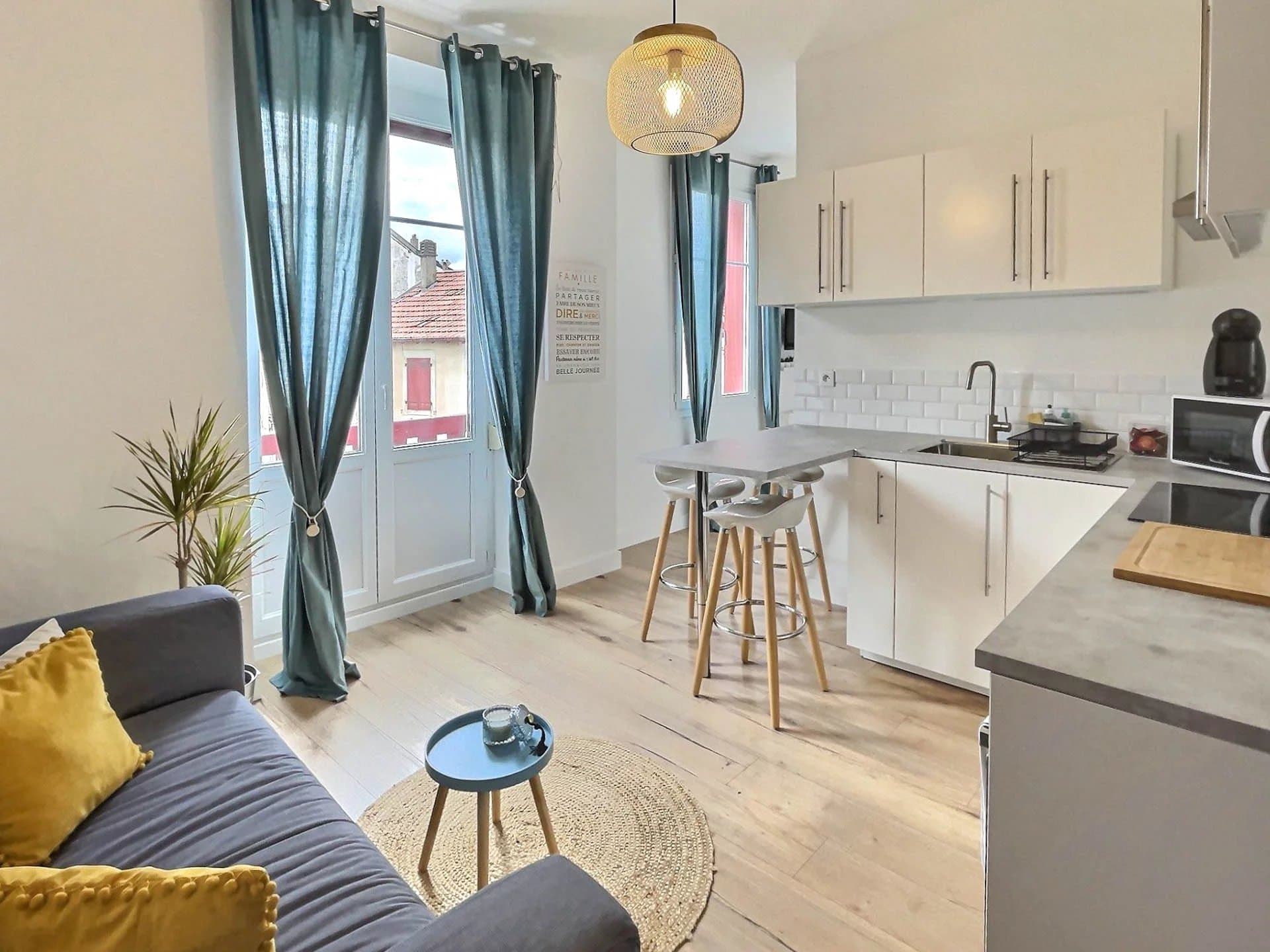 BIARRITZ, BIBI BEAURIVAGE NEIGHBOURHOOD – AN APARTMENT NEAR THE BEACHES