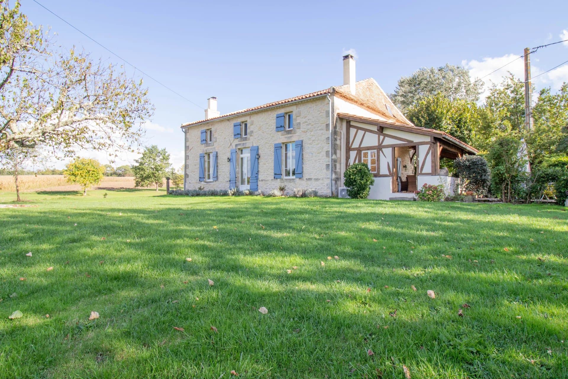 Maison en pierre avec dépendances