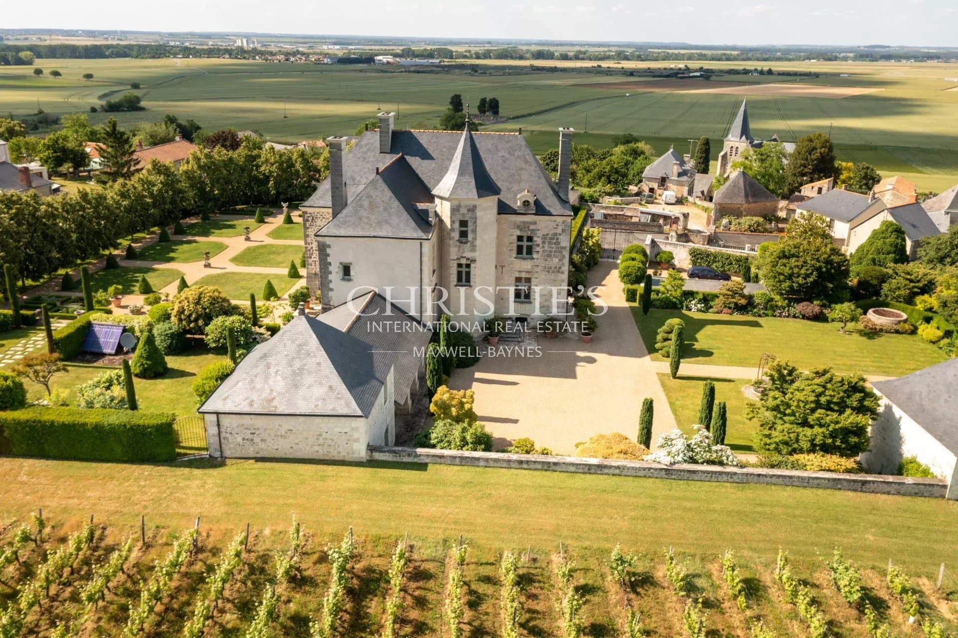 Magnificent manor with extensive park and vineyard