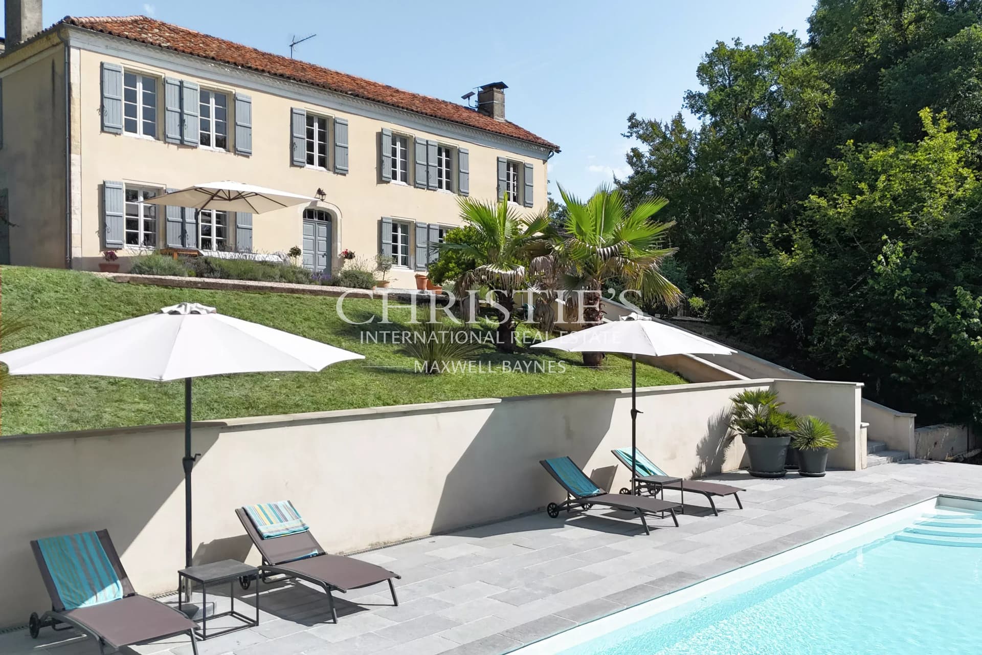 A Beautifully Presented 17th-Century Maison de Maître in a Peaceful, Private Setting**
