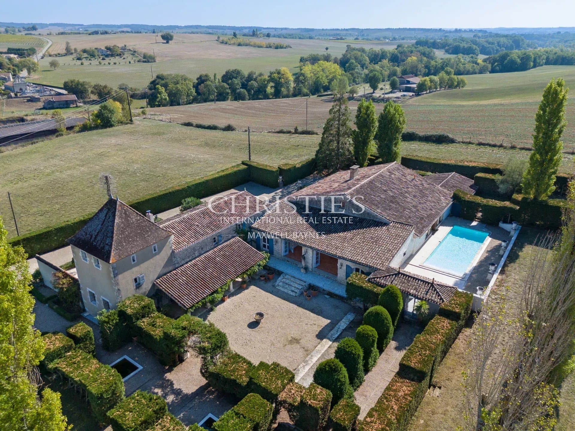 Magnifique manoir avec 4 ha de terrain, près de Duras