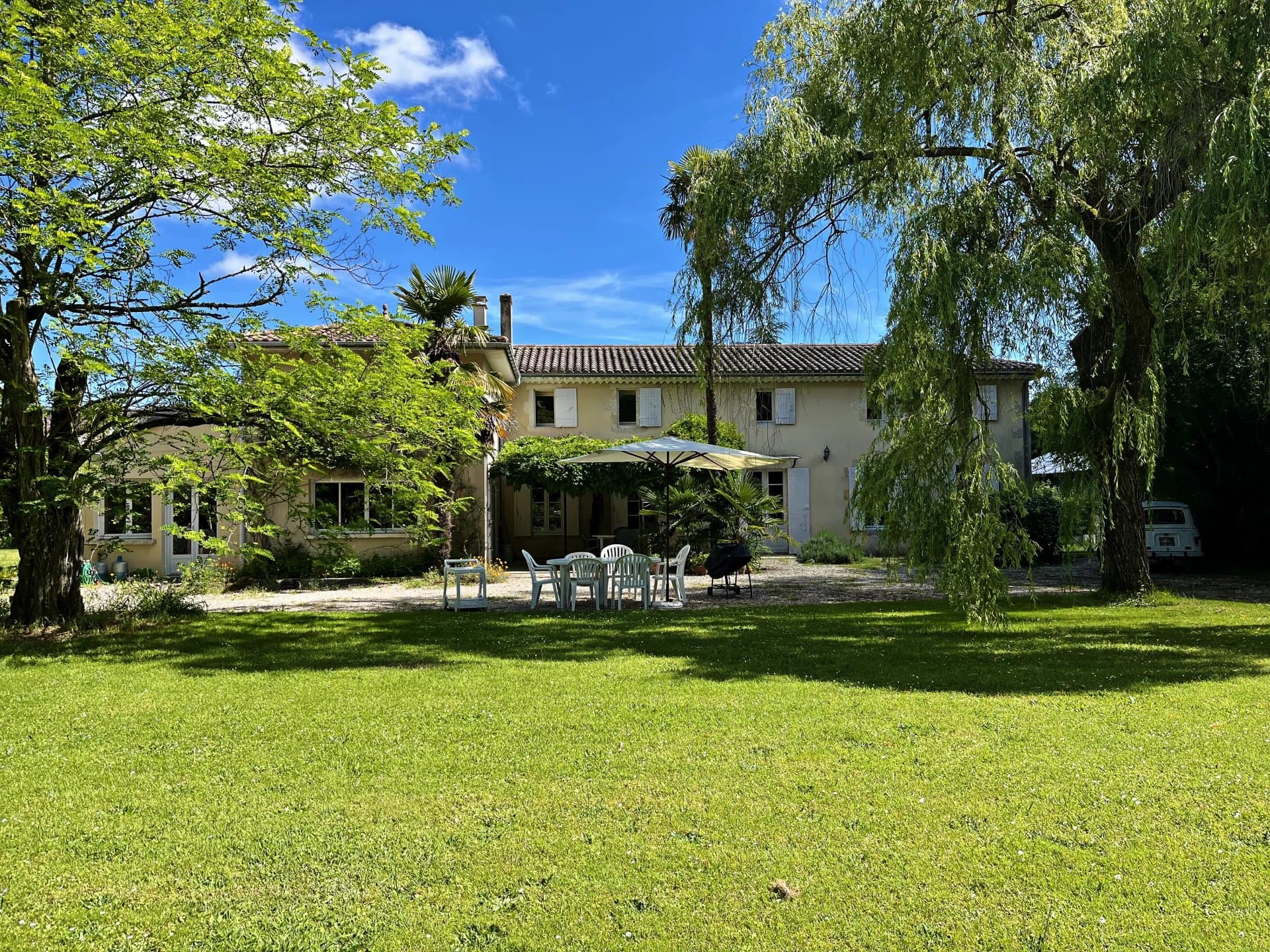 Charmante propriété dans le Médoc avec une maison principale, un gite, une annexe et une piscine