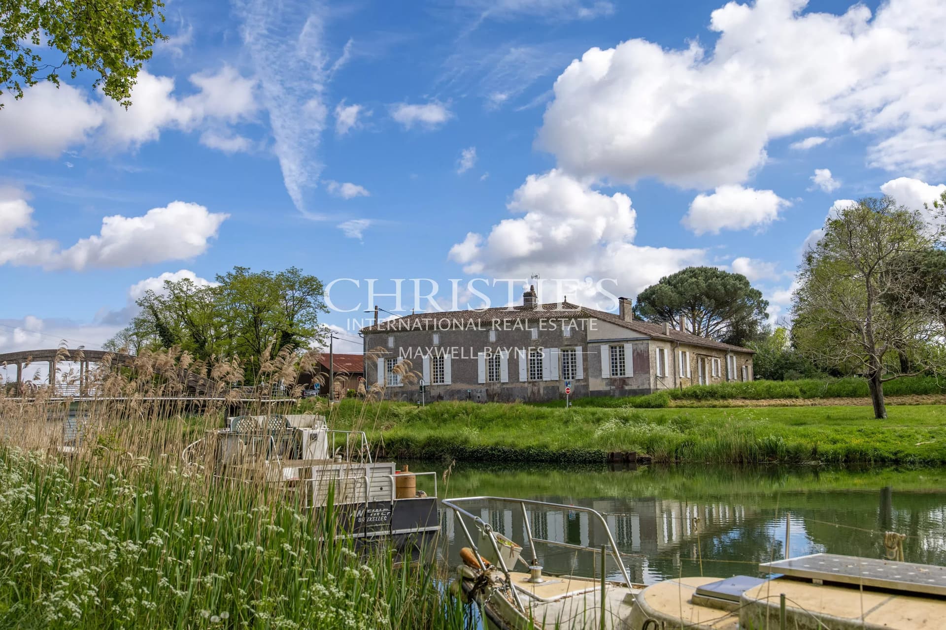 Picturesque Canalside Home with Direct Access to the Watercanalside