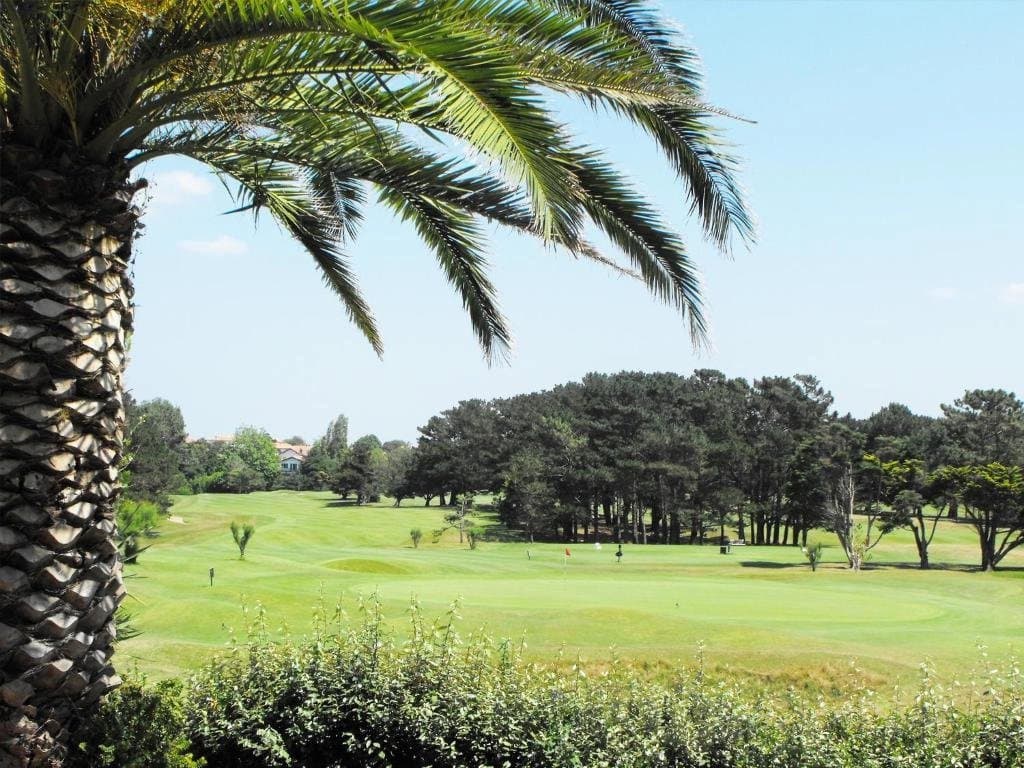 A VENDRE ANGLET, APPARTEMENT DANS RÉSIDENCE DE VACANCES, VUE GOLF