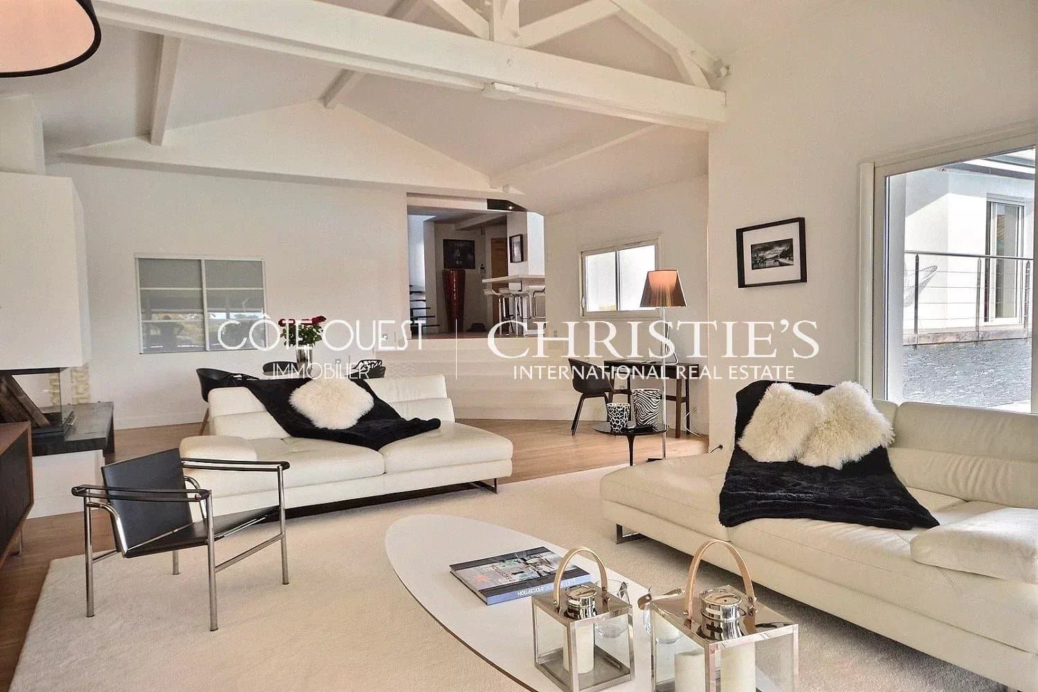 ARCANGUES FOR SALE A LUXURIOUS CONTEMPORARY PROPERTY ENJOYING A PANORAMIC VIEW OF THE MOUNTAINS